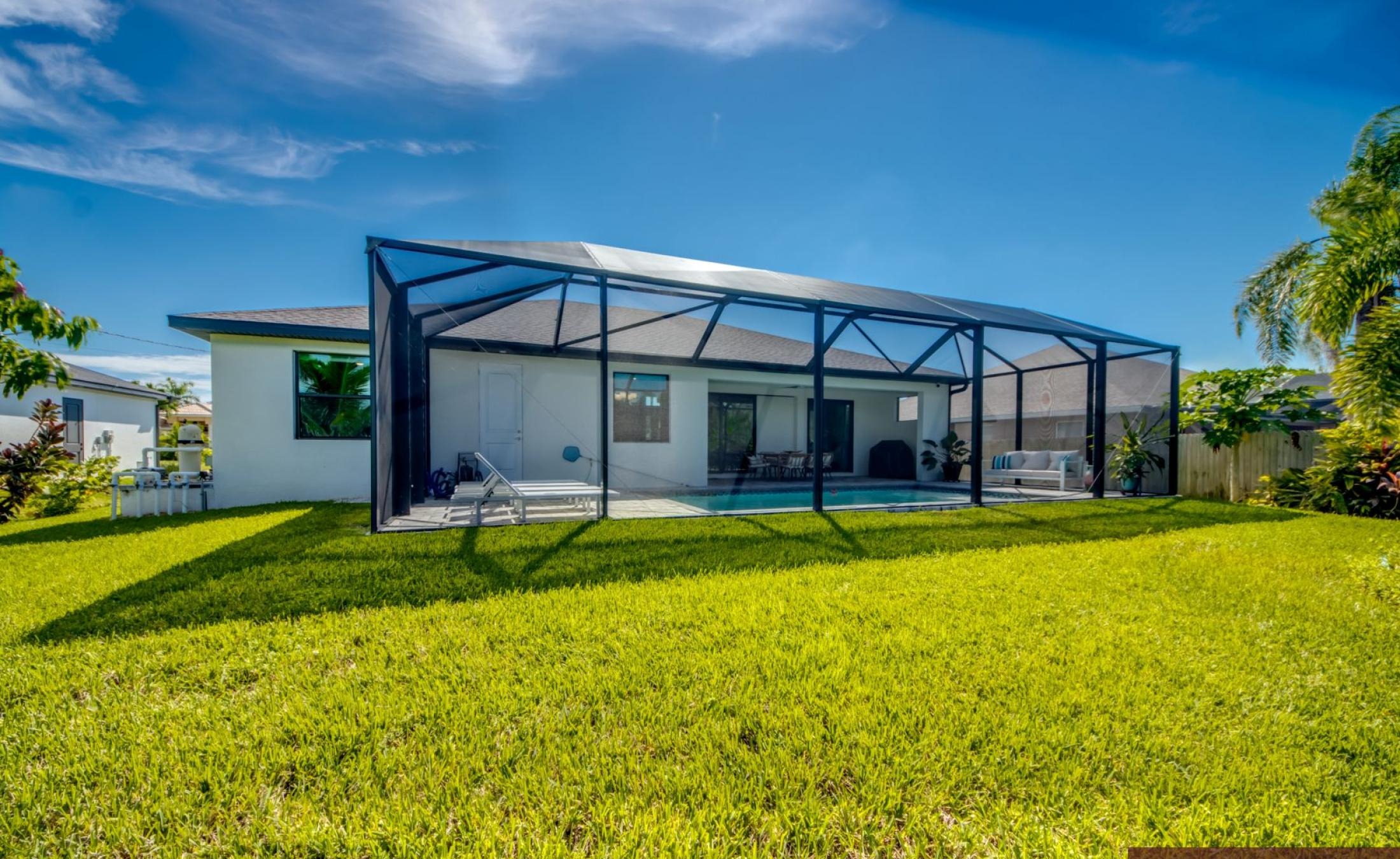 Modernes Wohnzimmer mit Sofa und TV-Bereich