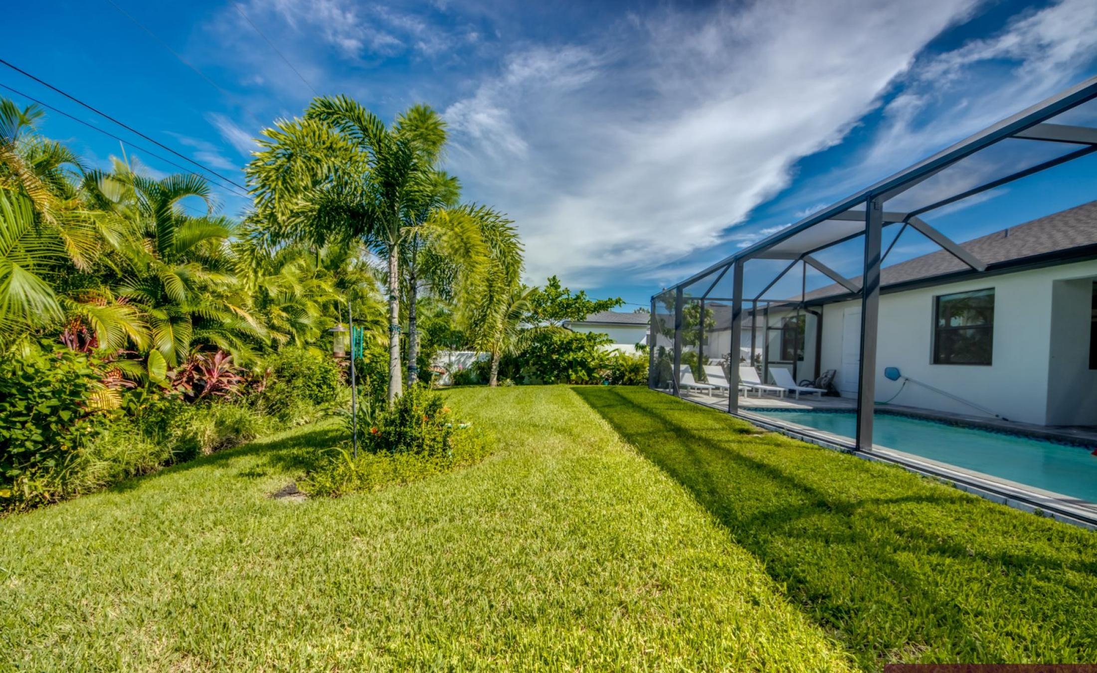 Modernes Wohnzimmer mit Sofa und TV in der Villa in Cape Coral, Florida.