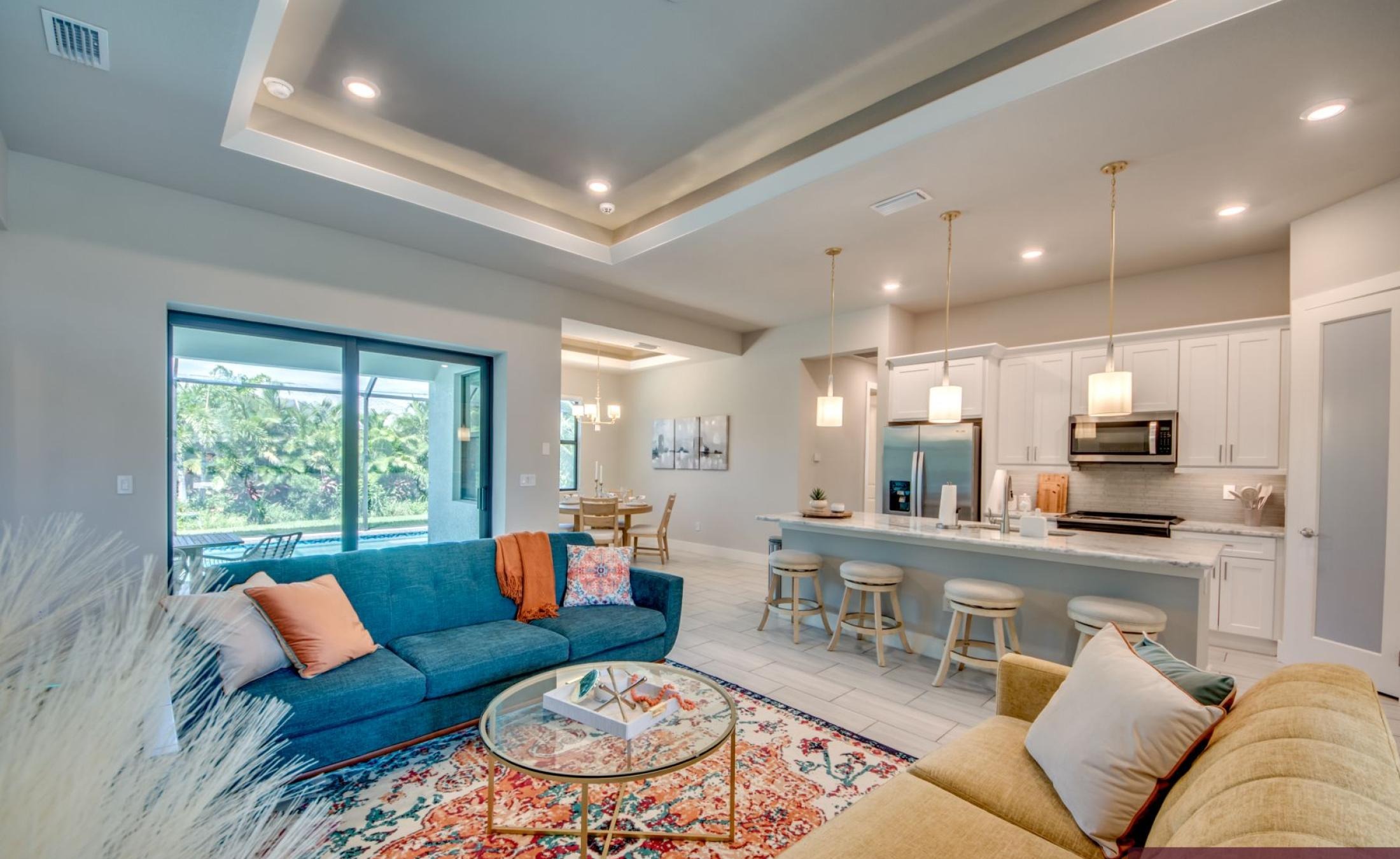 Modernes Wohnzimmer mit Sitzgruppe und TV.