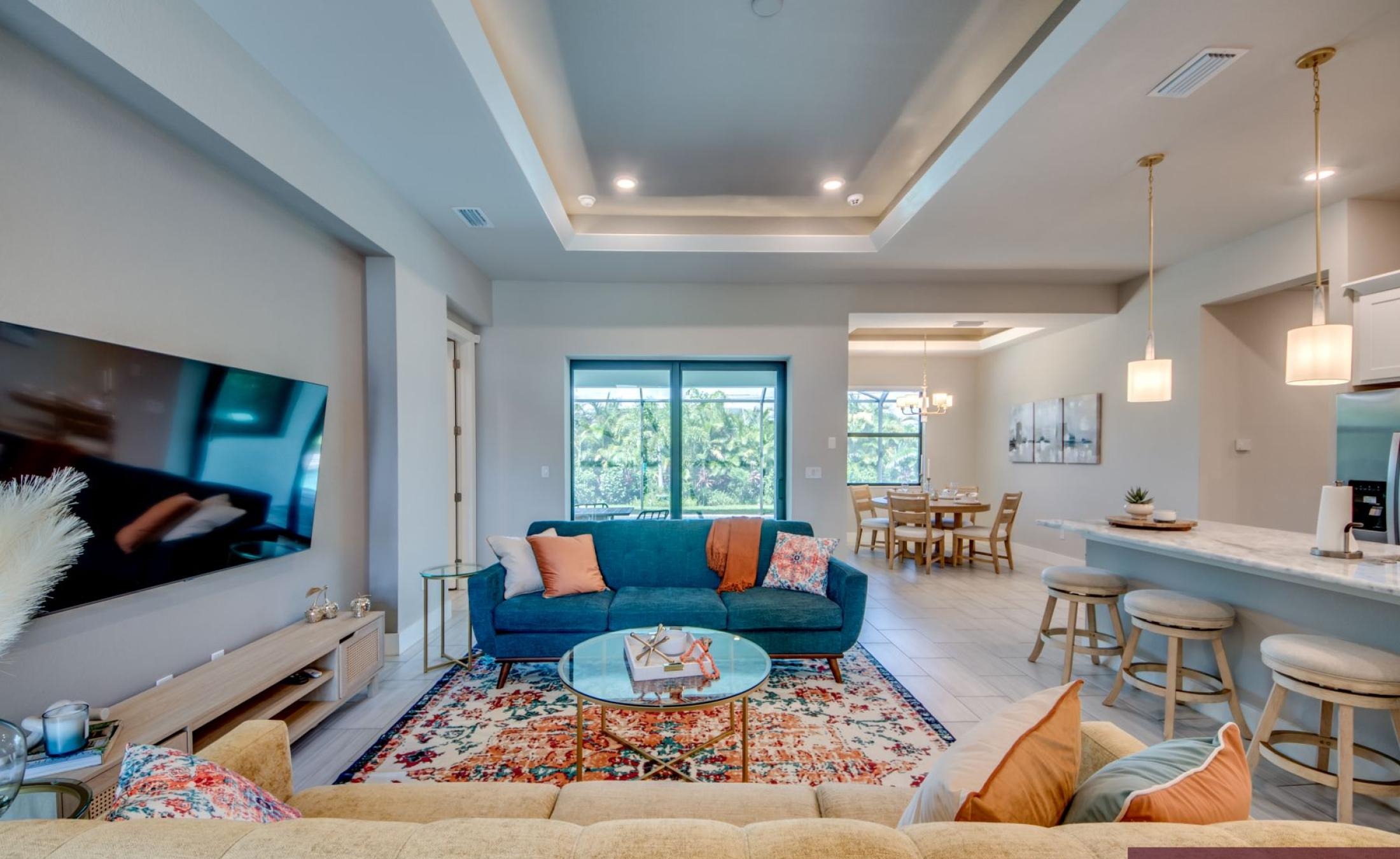 Modernes Wohnzimmer mit Sofa und TV.