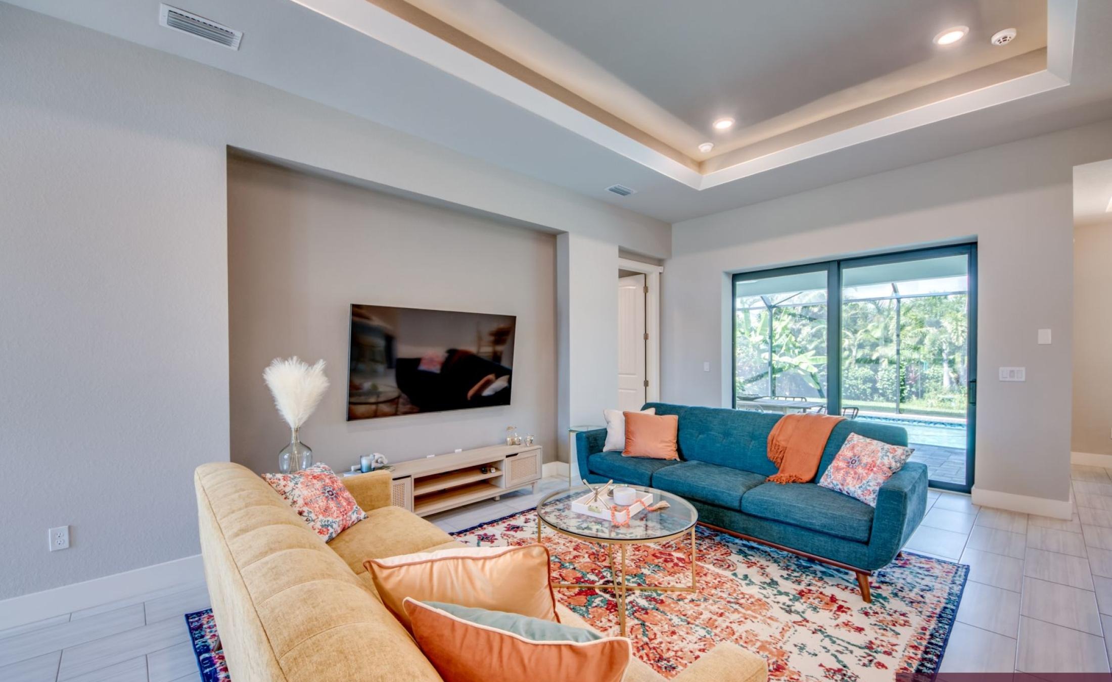 Modernes Wohnzimmer mit Sitzbereich und TV.