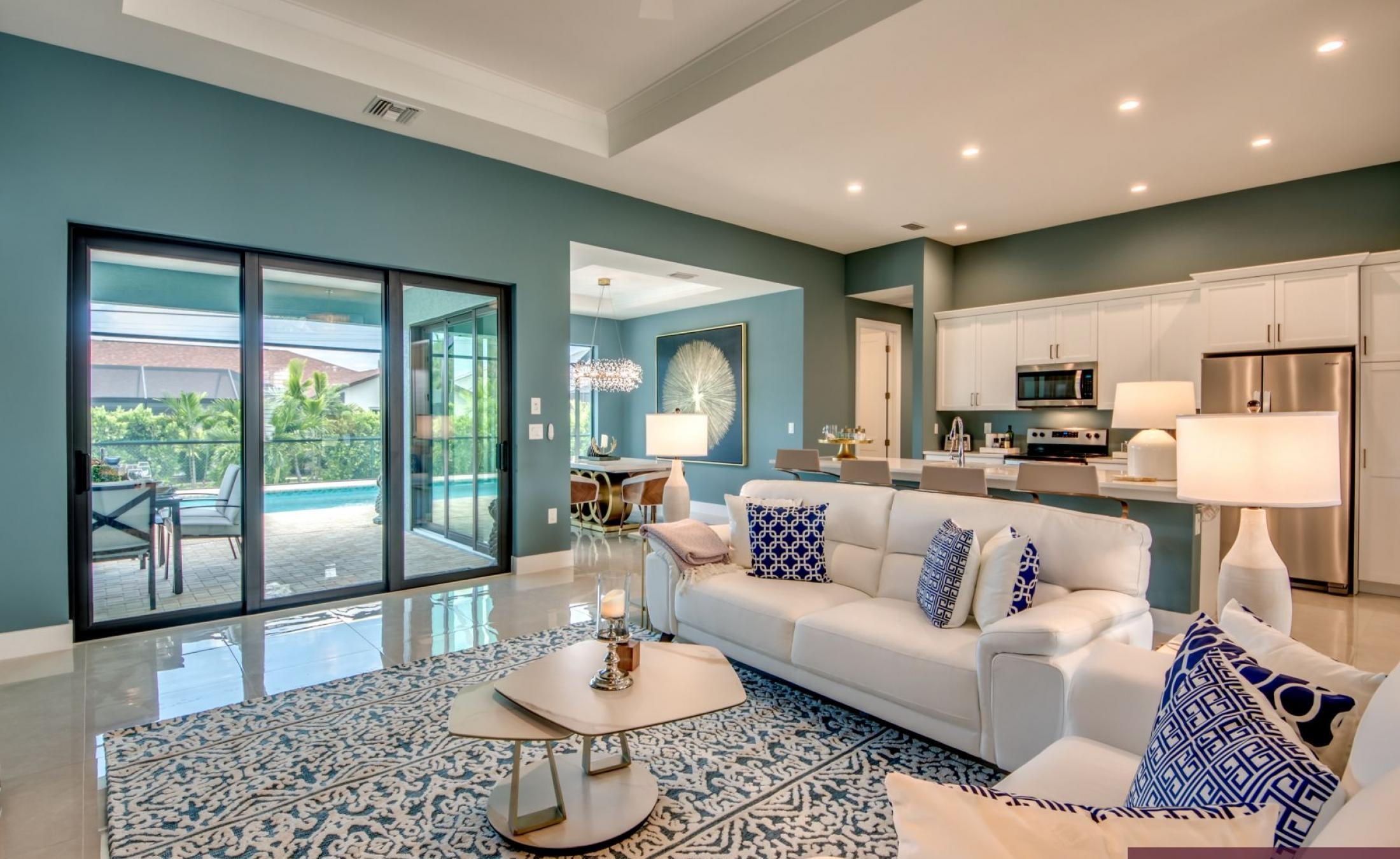 Extra tiefer, elektrisch beheizter Pool mit Swimming Lane im Außenbereich.