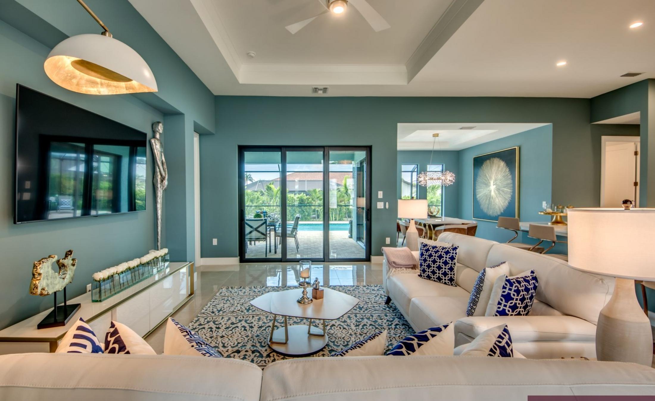 Extra tiefer, elektrisch beheizter Pool mit Swimming Lane im Außenbereich.