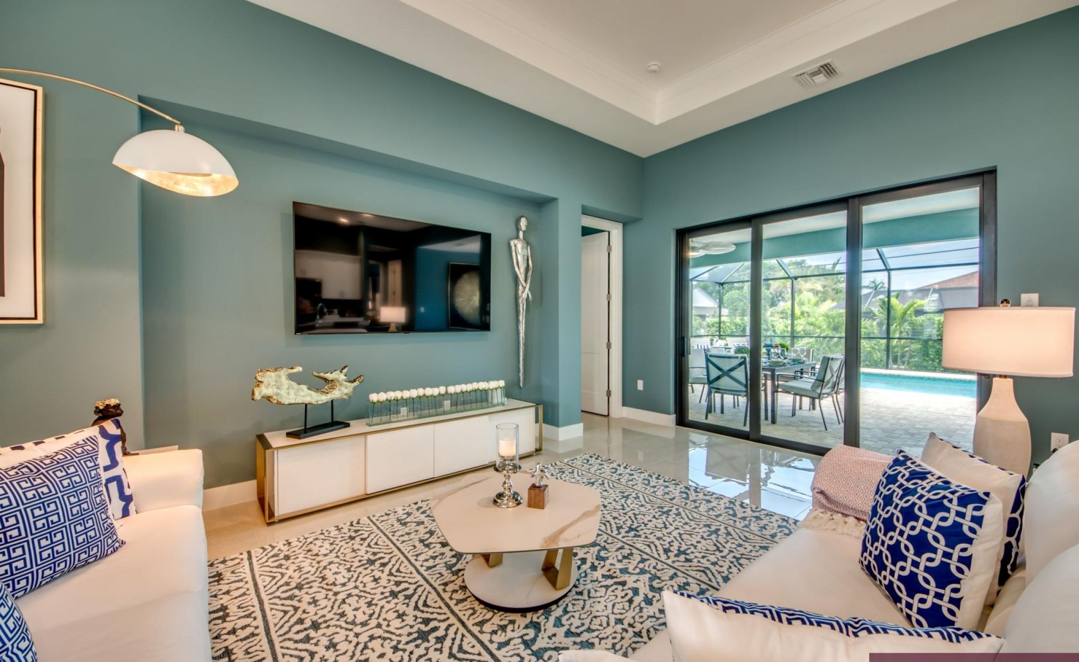 Extra tiefer, elektrisch beheizter Pool mit Swimming Lane im Außenbereich.