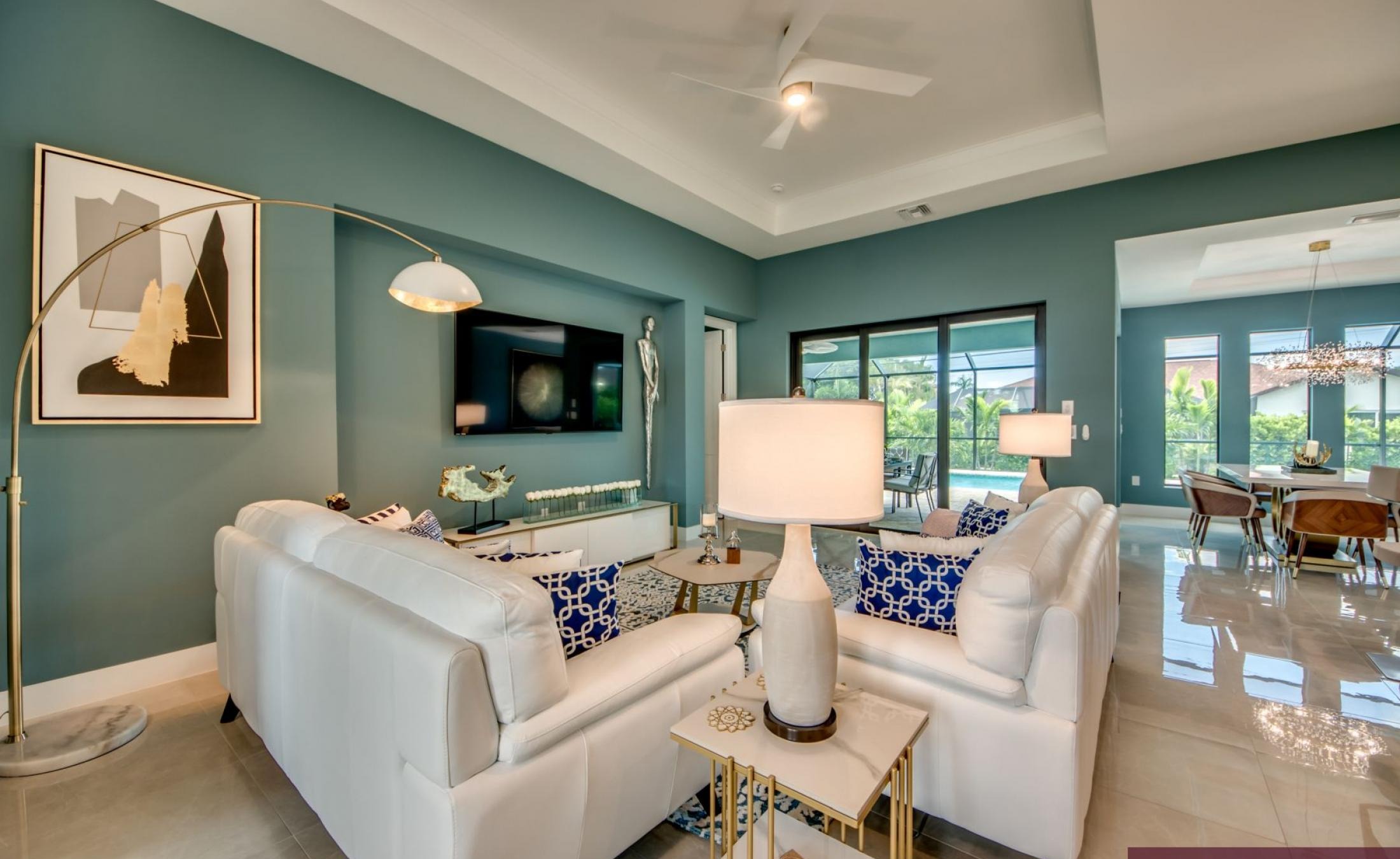 Extra tiefer, elektrisch beheizter Pool mit Swimming Lane im Außenbereich.