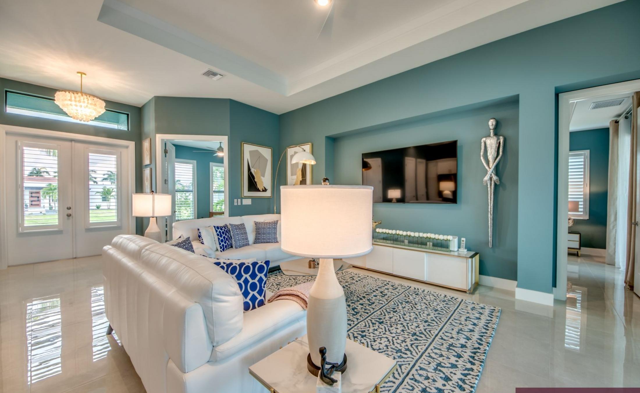 Extra tiefer, elektrisch beheizter Pool mit Swimming Lane im Außenbereich.