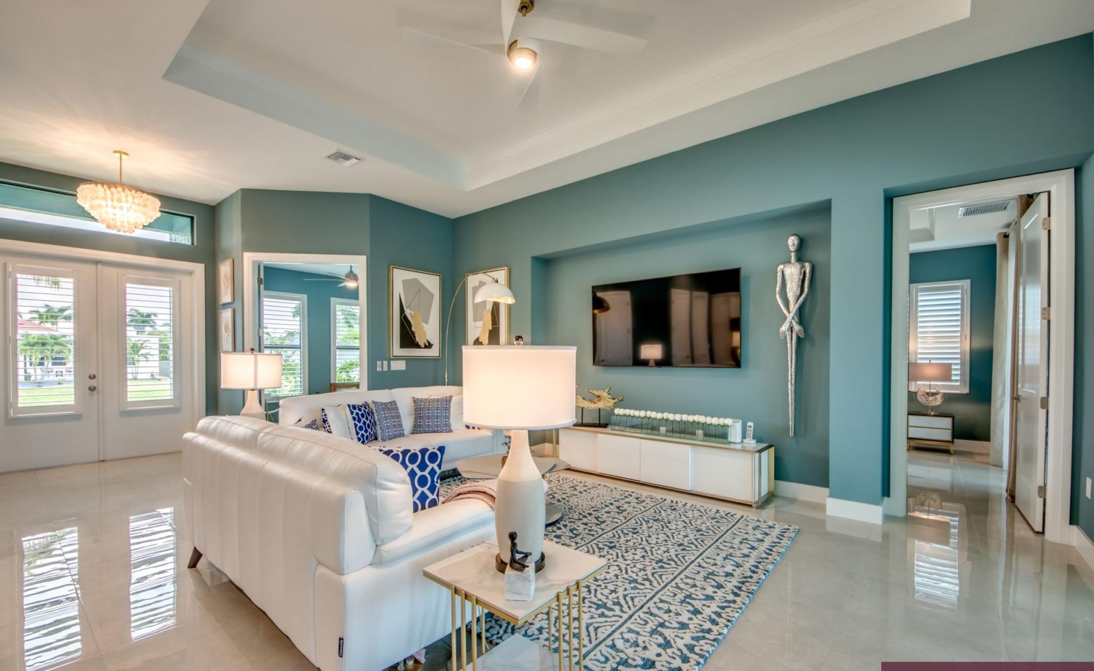 Extra tiefer, elektrisch beheizter Pool mit Swimming Lane im Außenbereich.