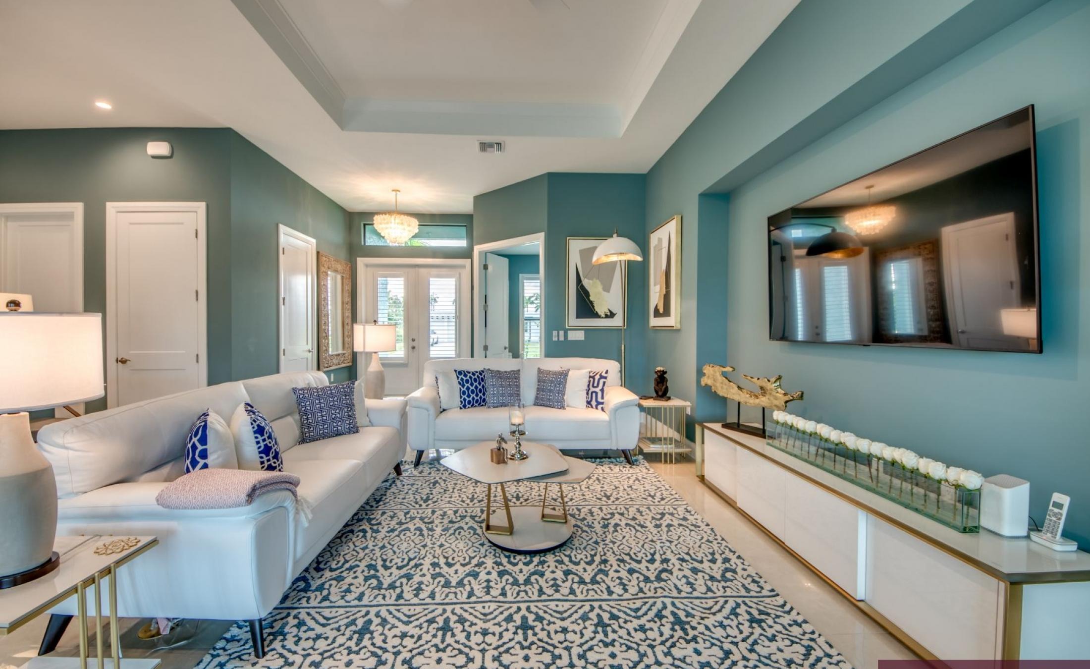 Extra tiefer, elektrisch beheizter Pool mit Swimming Lane im Außenbereich.