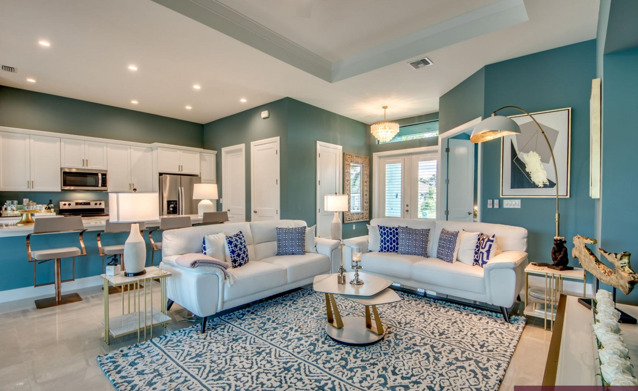 Extra tiefer, elektrisch beheizter Pool mit Swimming Lane im Außenbereich.