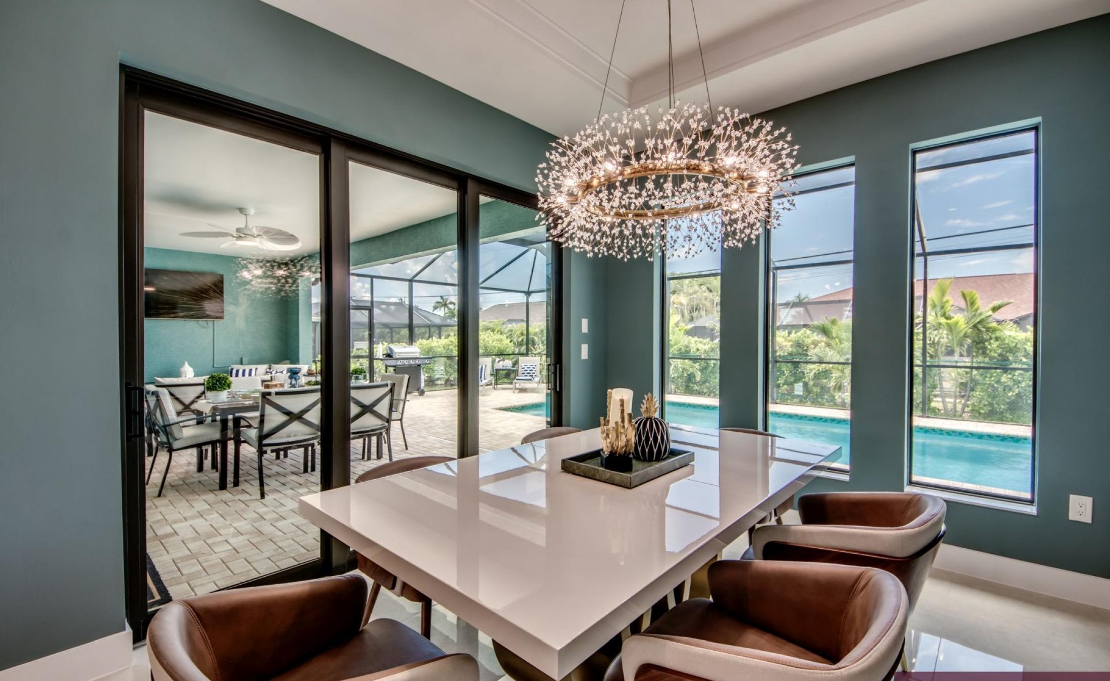 Extra tiefer, elektrisch beheizter Pool mit Swimming Lane im Außenbereich.