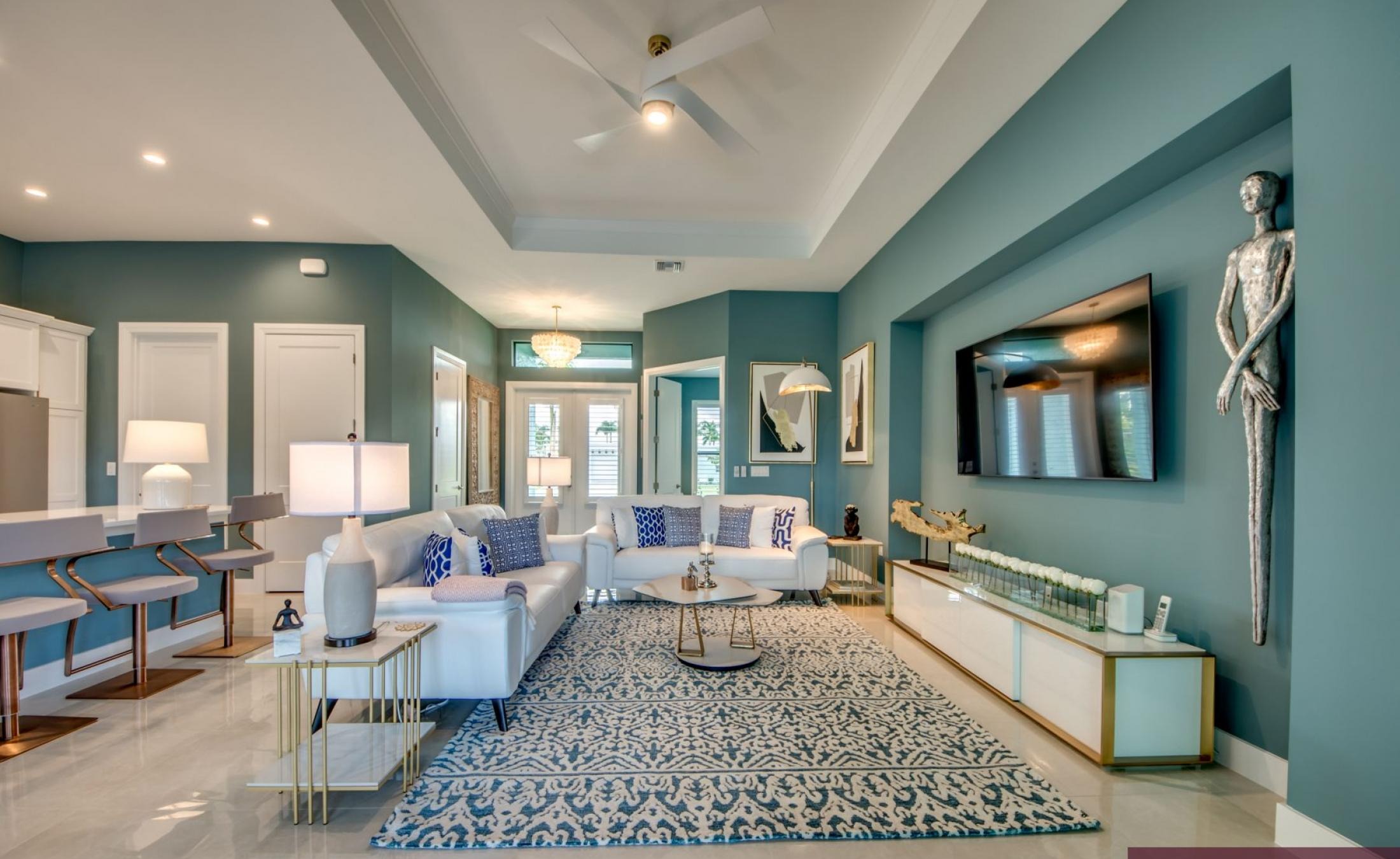 Extra tiefer, elektrisch beheizter Pool mit Swimming Lane im Außenbereich.