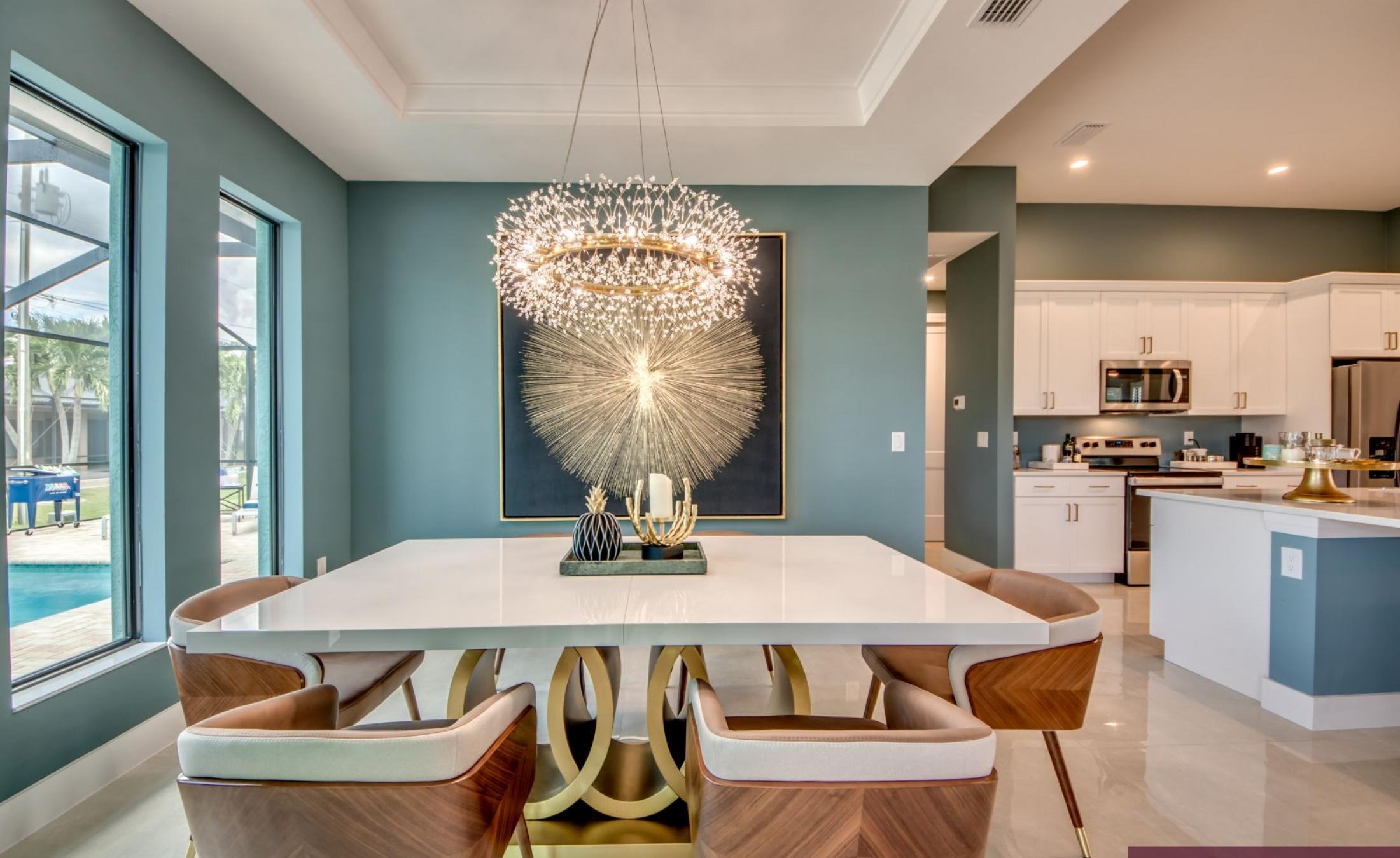 Extra tiefer, elektrisch beheizter Pool mit Swimming Lane im Außenbereich.