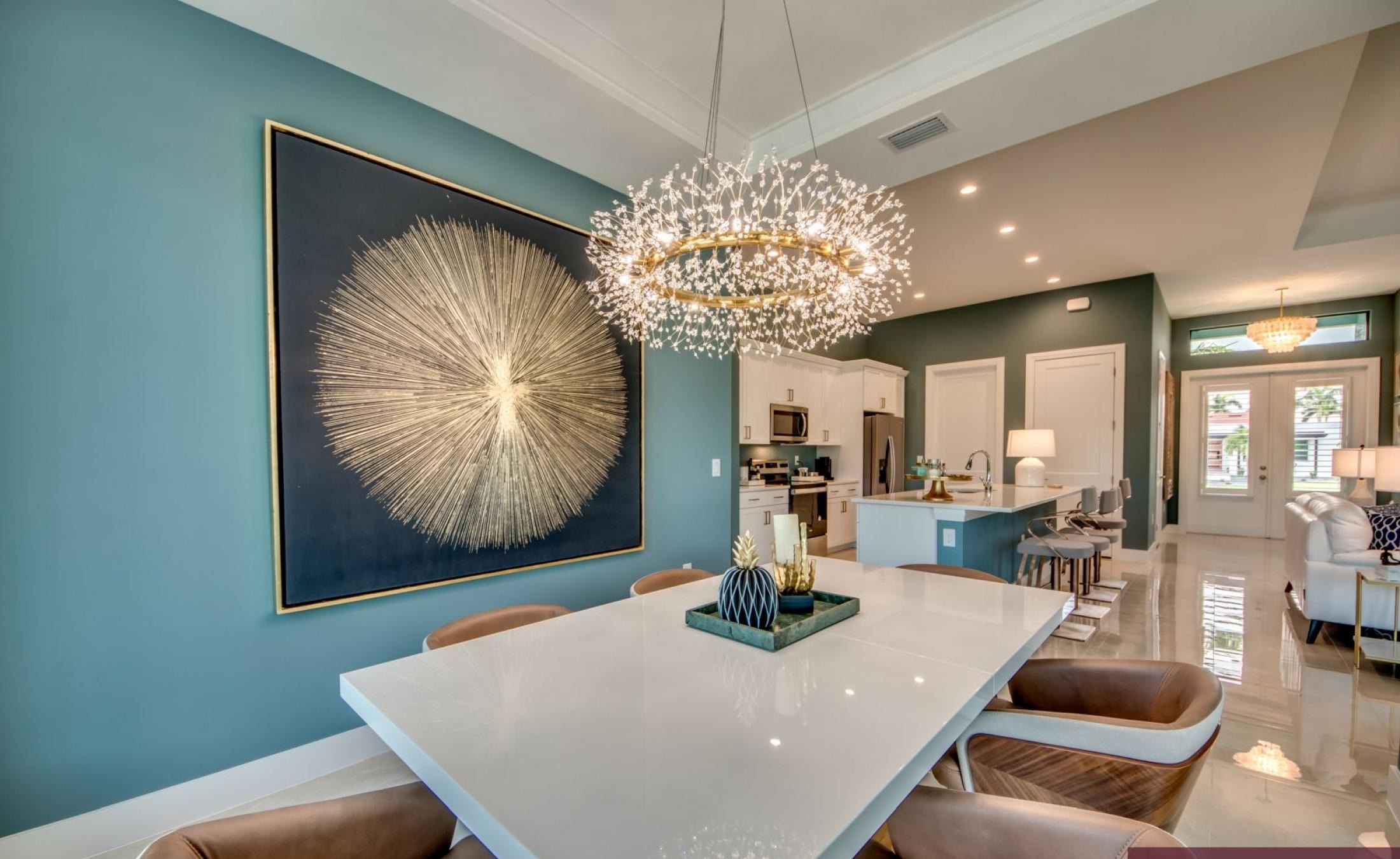 Extra tiefer, elektrisch beheizter Pool mit Swimming Lane im Außenbereich.