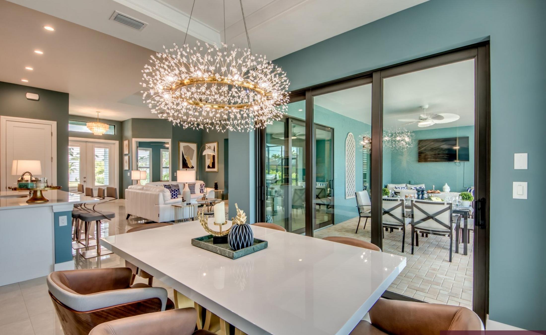 Extra tiefer, elektrisch beheizter Pool mit Swimming Lane im Außenbereich.