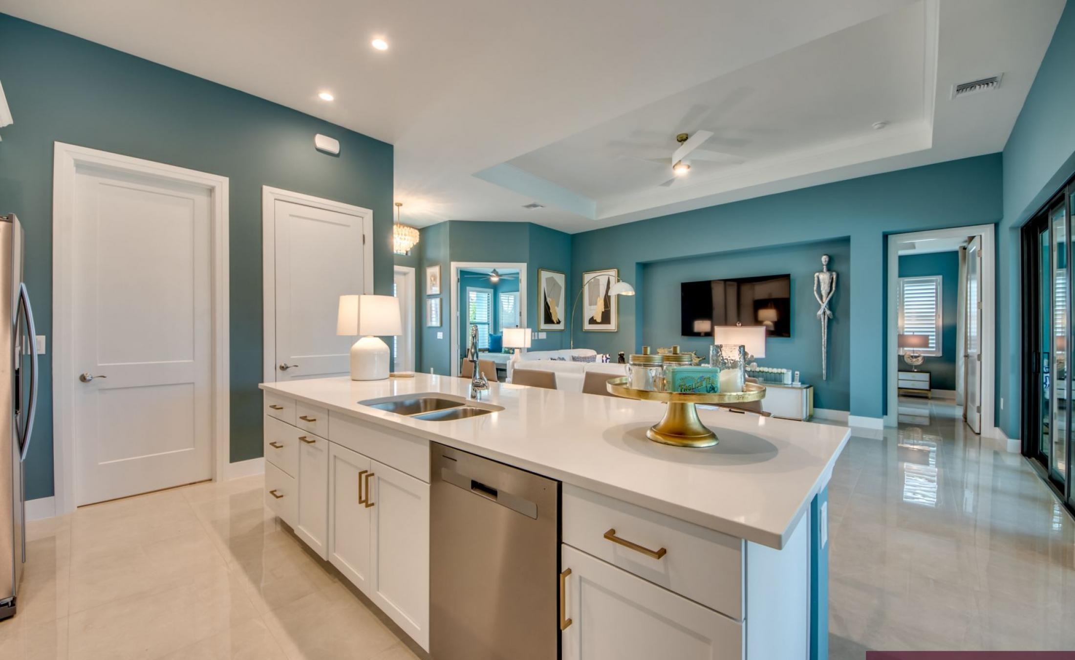 Extra tiefer, elektrisch beheizter Pool mit Swimming Lane im Außenbereich.