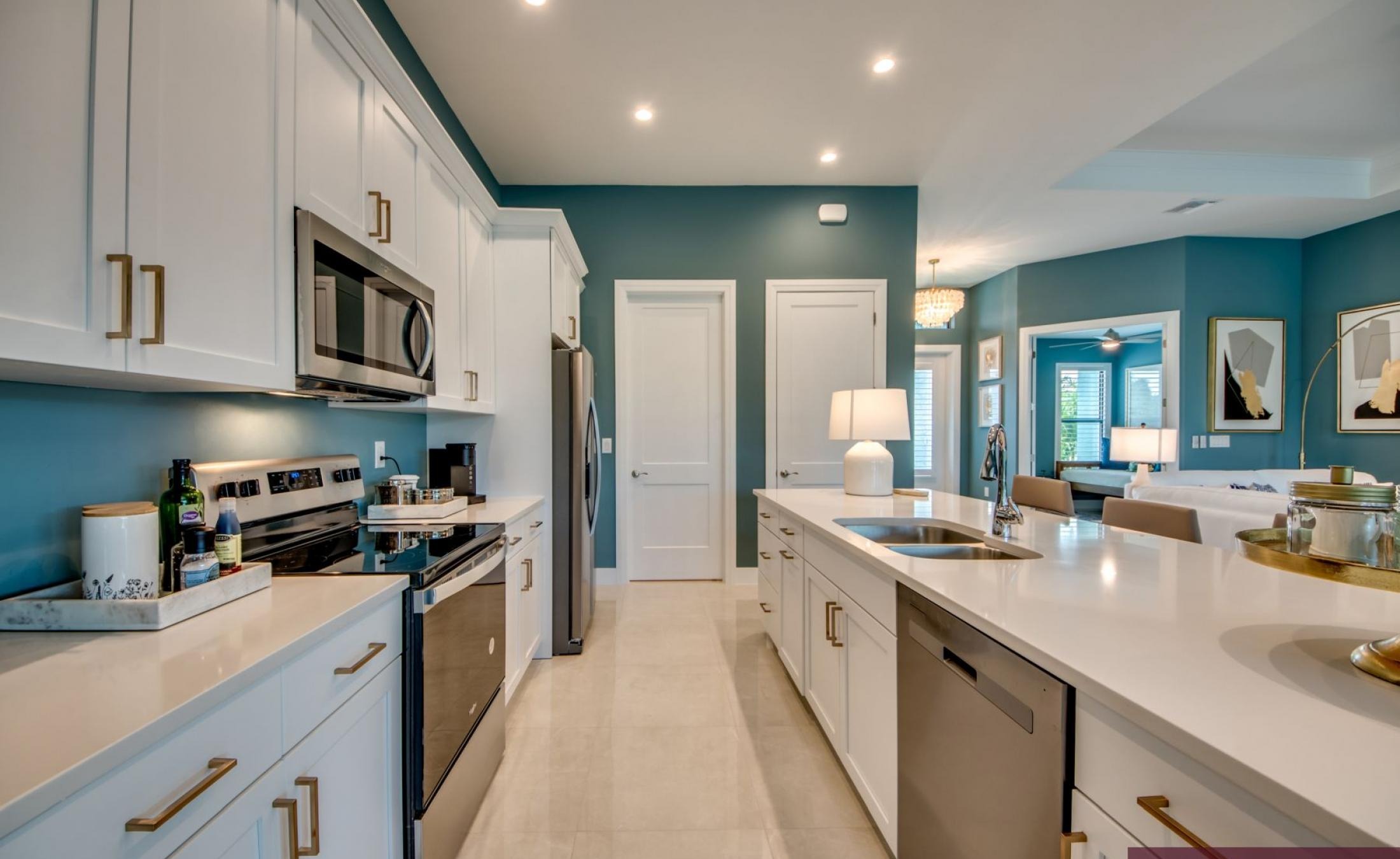 Extra tiefer, elektrisch beheizter Pool mit Swimming Lane im Außenbereich.