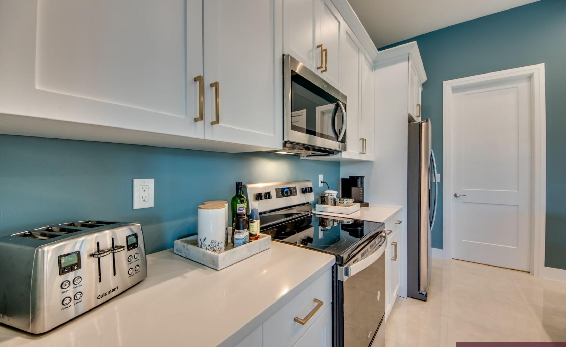 Extra tiefer, elektrisch beheizter Pool mit Swimming Lane im Außenbereich.