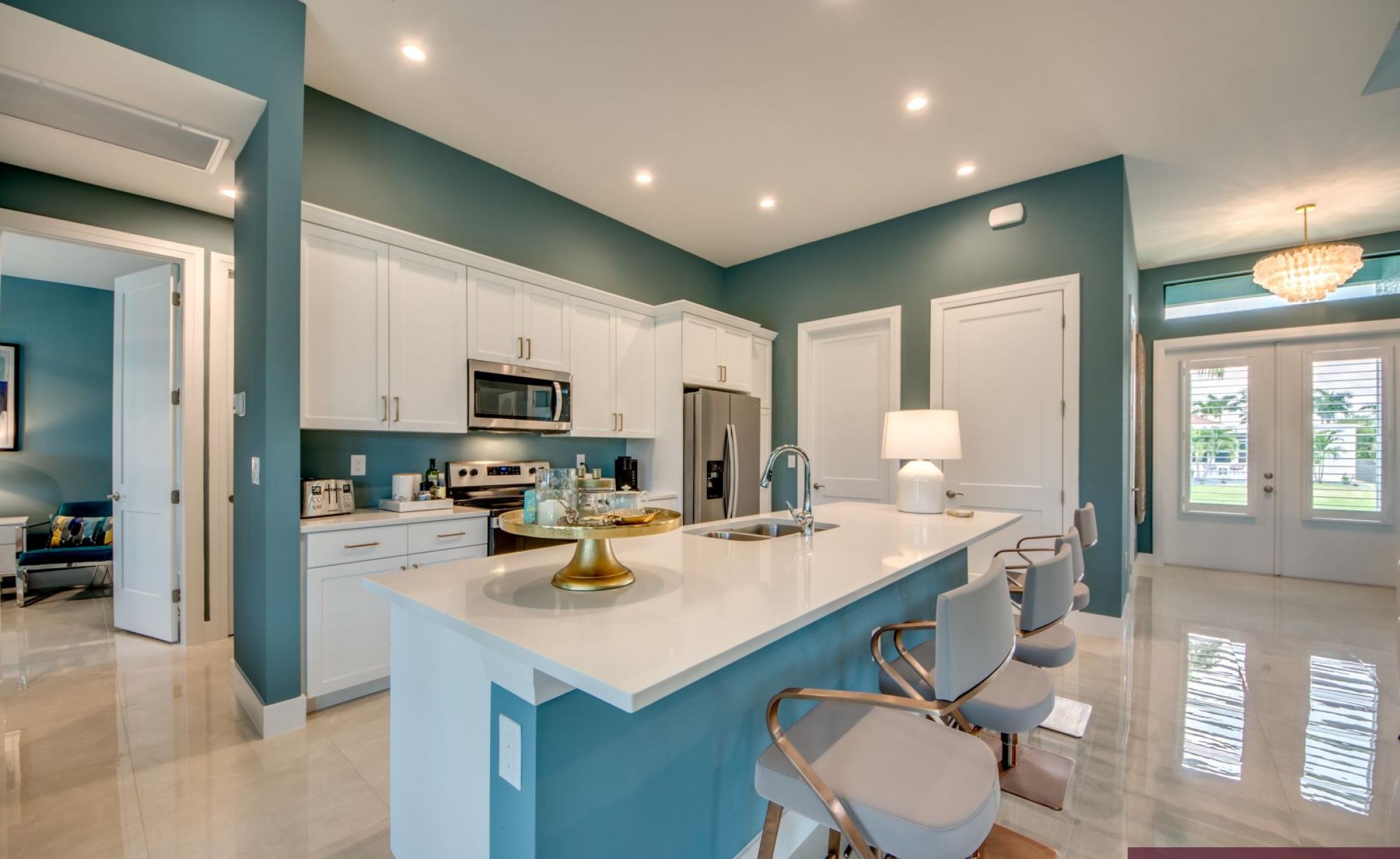 Extra tiefer, elektrisch beheizter Pool mit Swimming Lane im Außenbereich.