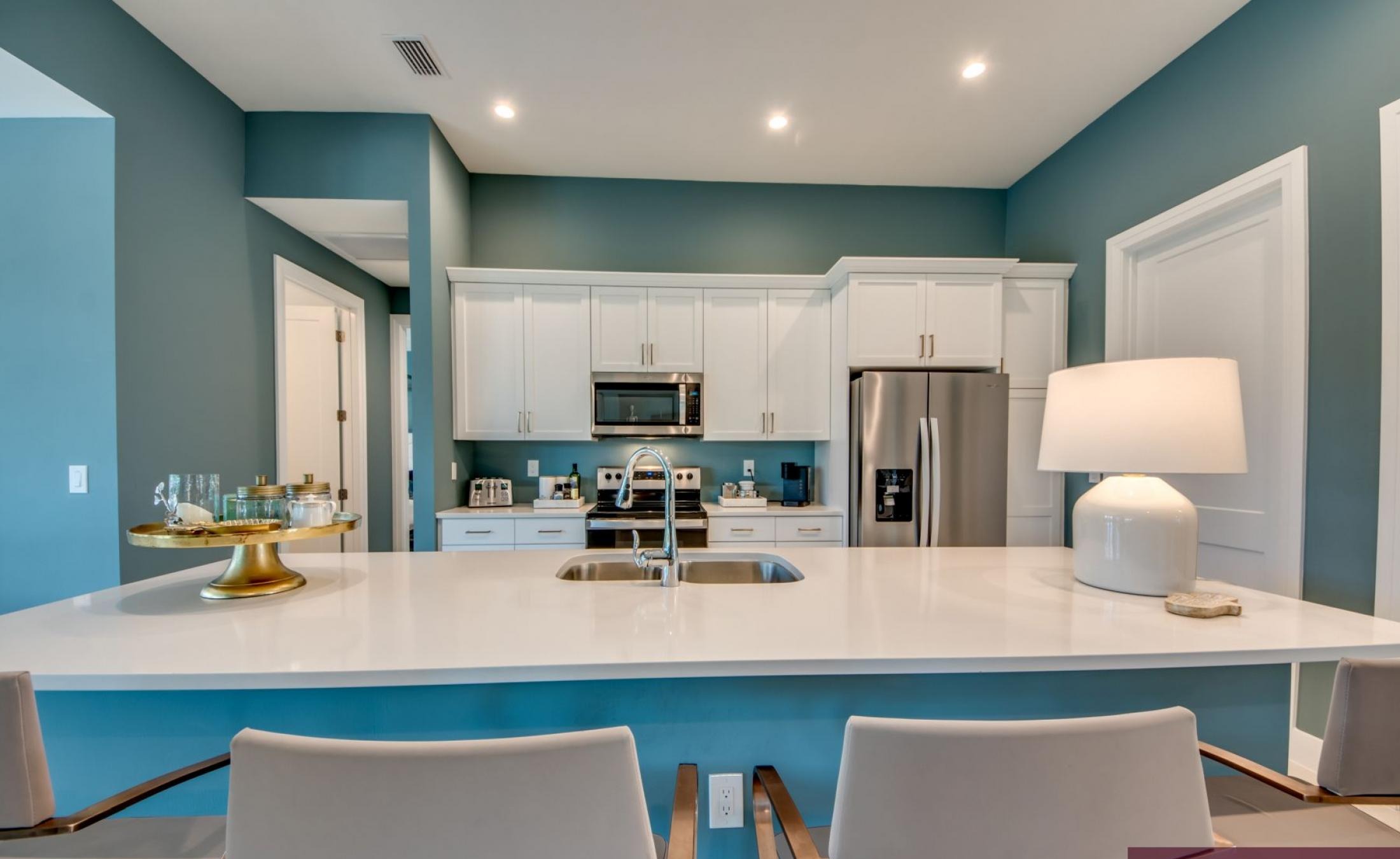 Extra tiefer, elektrisch beheizter Pool mit Swimming Lane im Außenbereich.