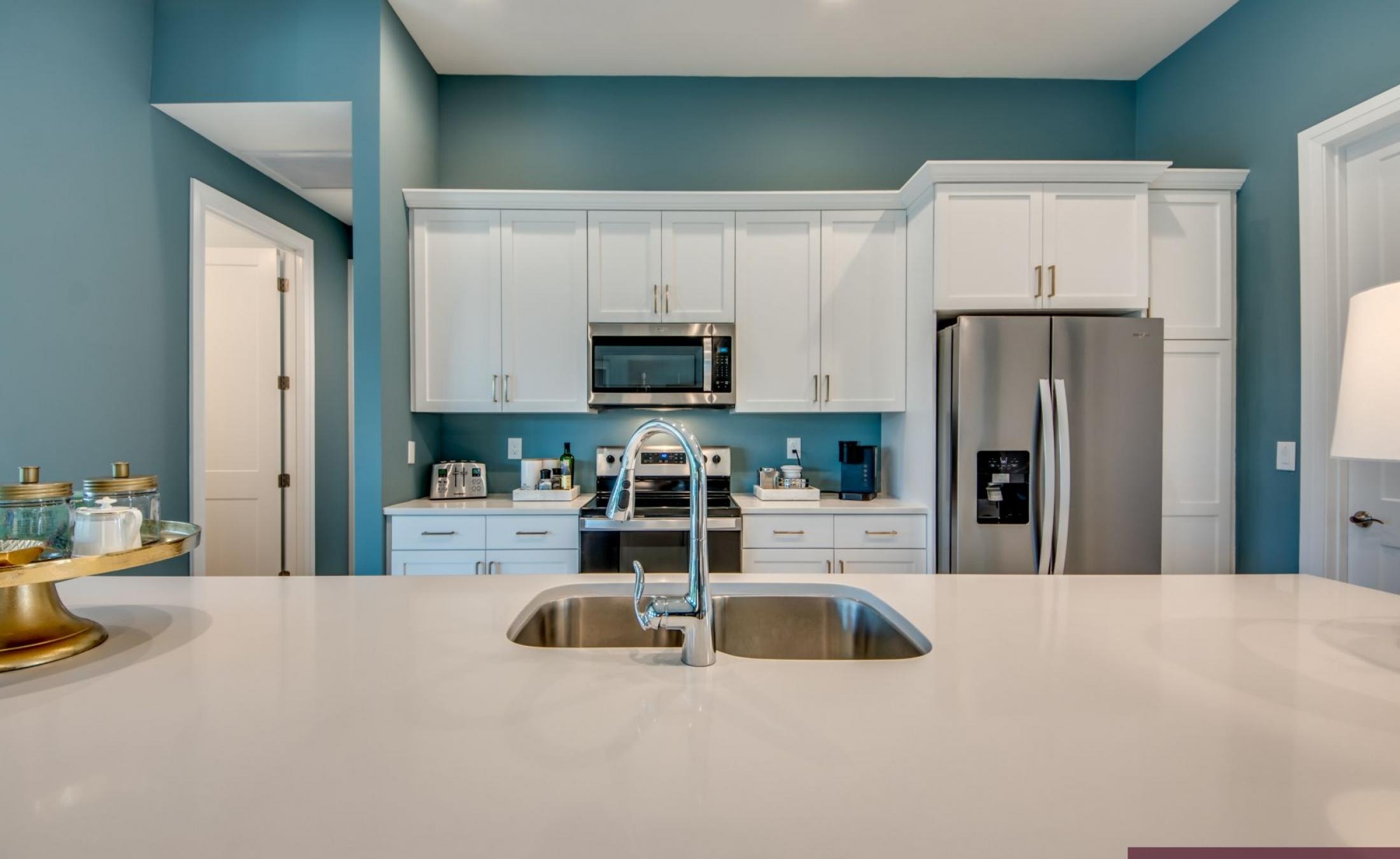 Extra tiefer, elektrisch beheizter Pool mit Swimming Lane im Außenbereich.