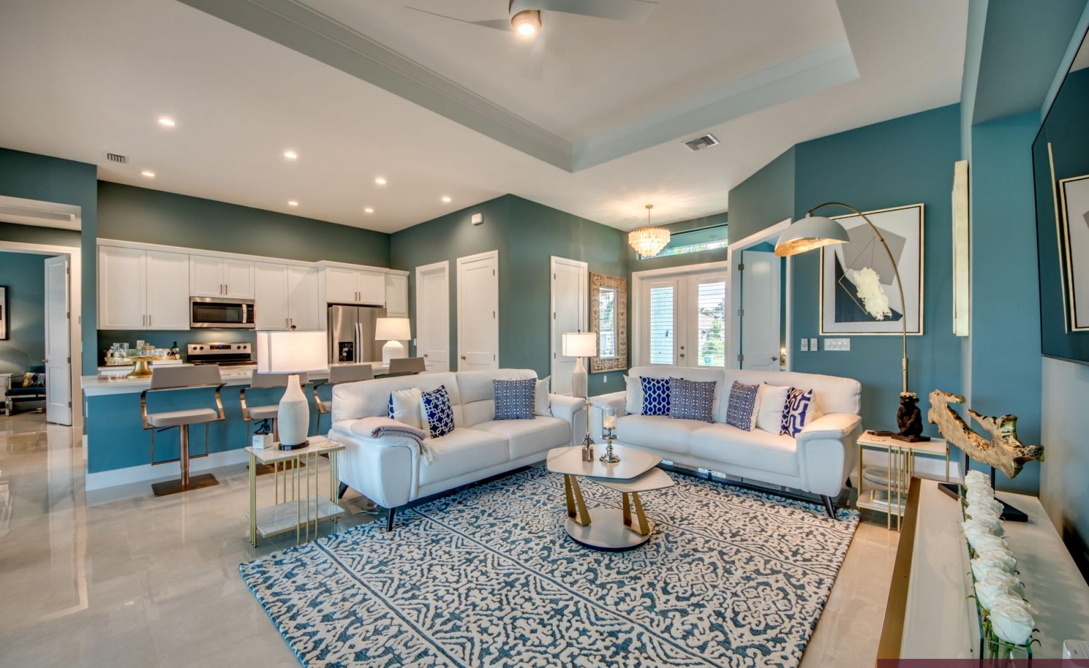 Extra tiefer, elektrisch beheizter Pool mit Swimming Lane im Außenbereich.