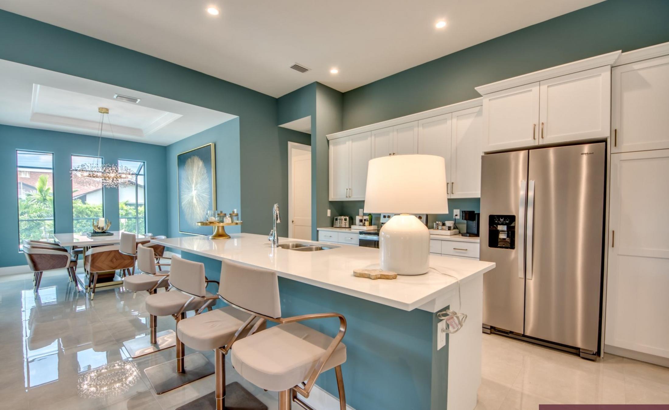 Extra tiefer, elektrisch beheizter Pool mit Swimming Lane im Außenbereich.