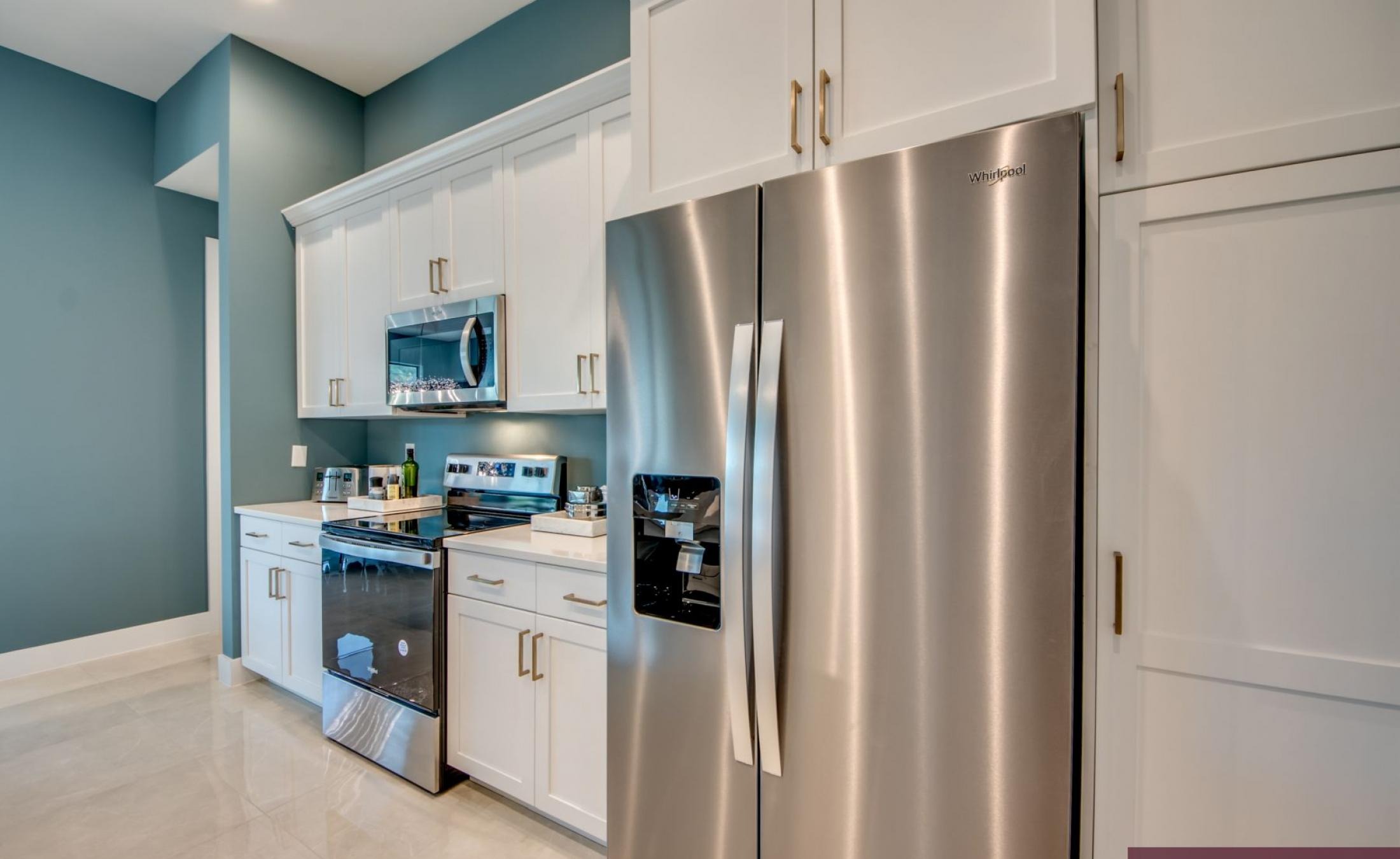 Extra tiefer, elektrisch beheizter Pool mit Swimming Lane im Außenbereich.