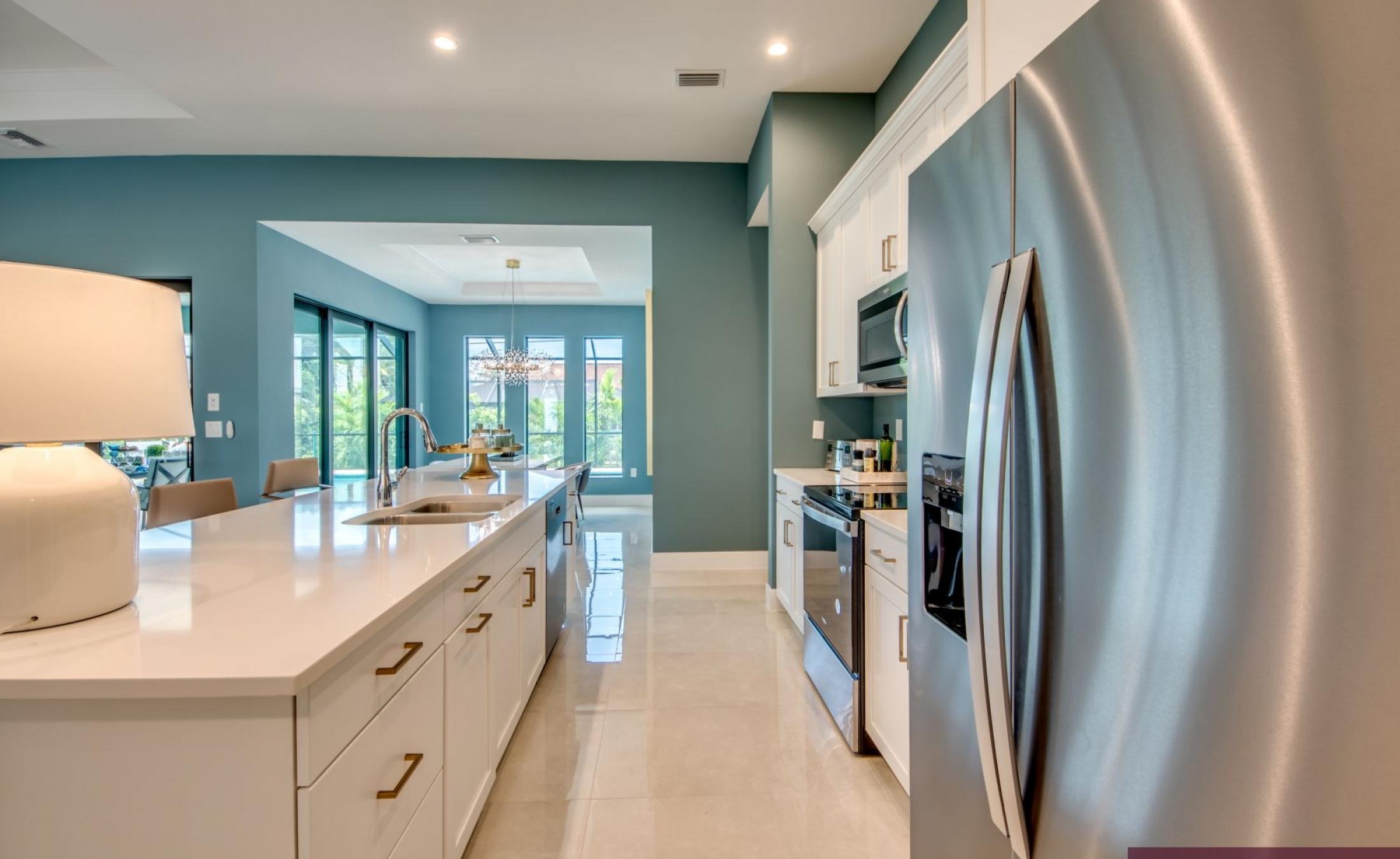 Extra tiefer, elektrisch beheizter Pool mit Swimming Lane im Außenbereich.