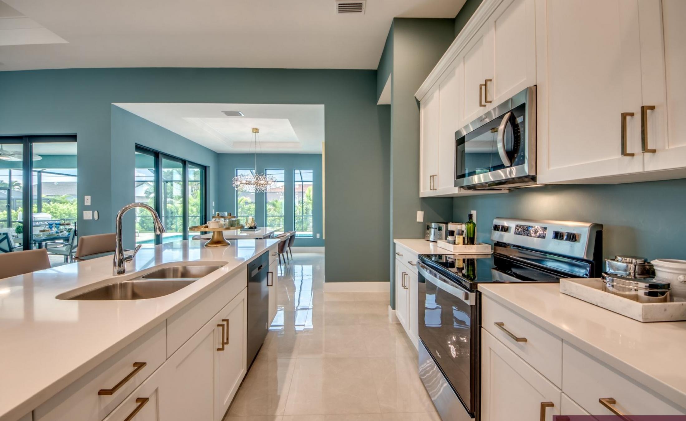 Extra tiefer, elektrisch beheizter Pool mit Swimming Lane im Außenbereich.