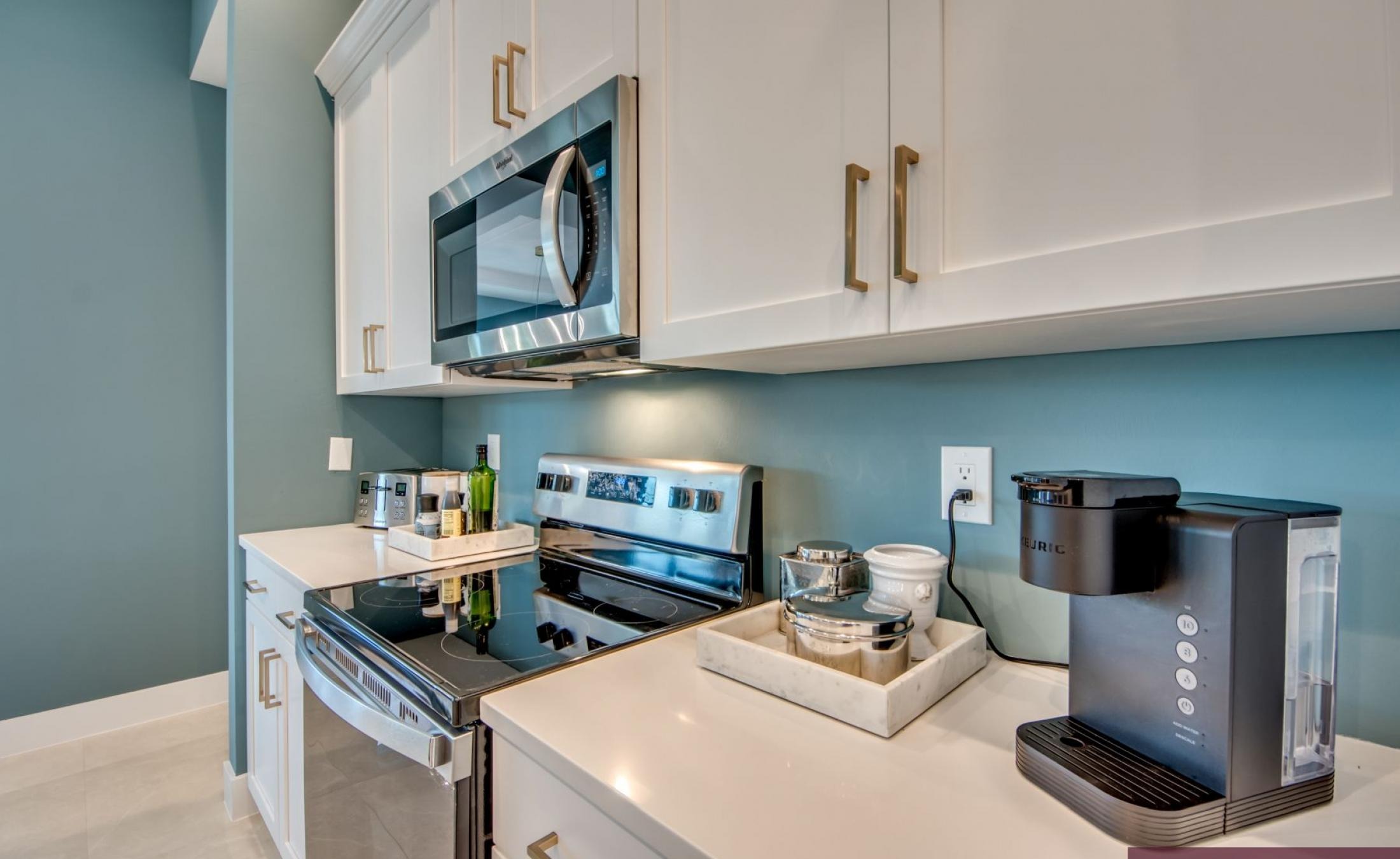 Extra tiefer, elektrisch beheizter Pool mit Swimming Lane im Außenbereich.