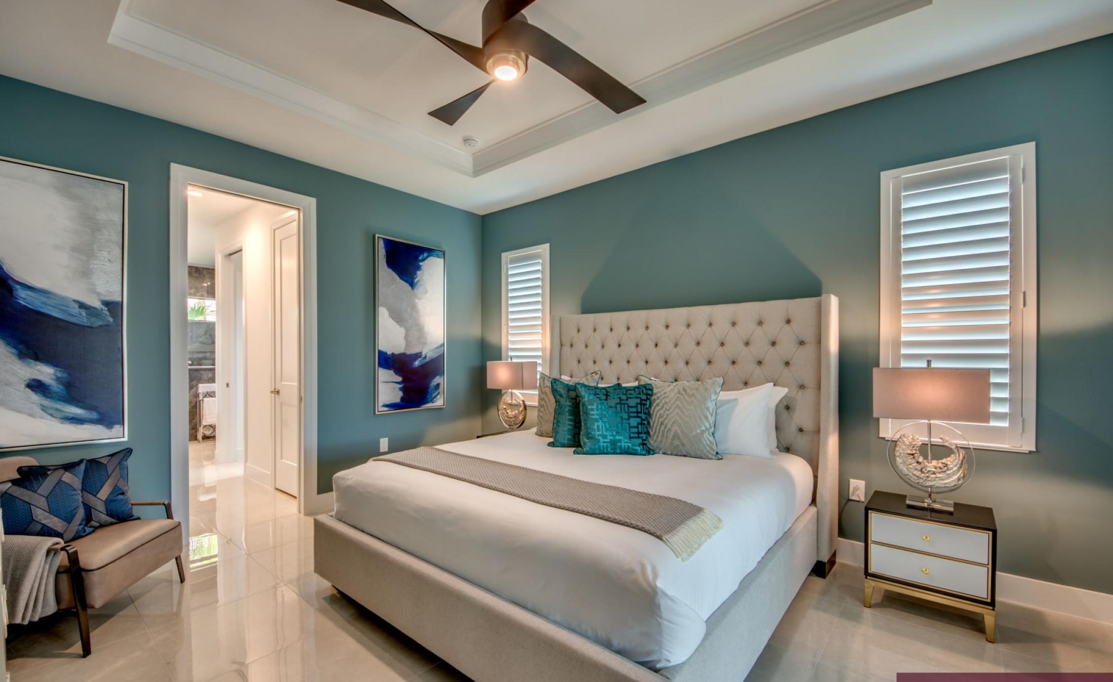 Extra tiefer, elektrisch beheizter Pool mit Swimming Lane im Außenbereich.