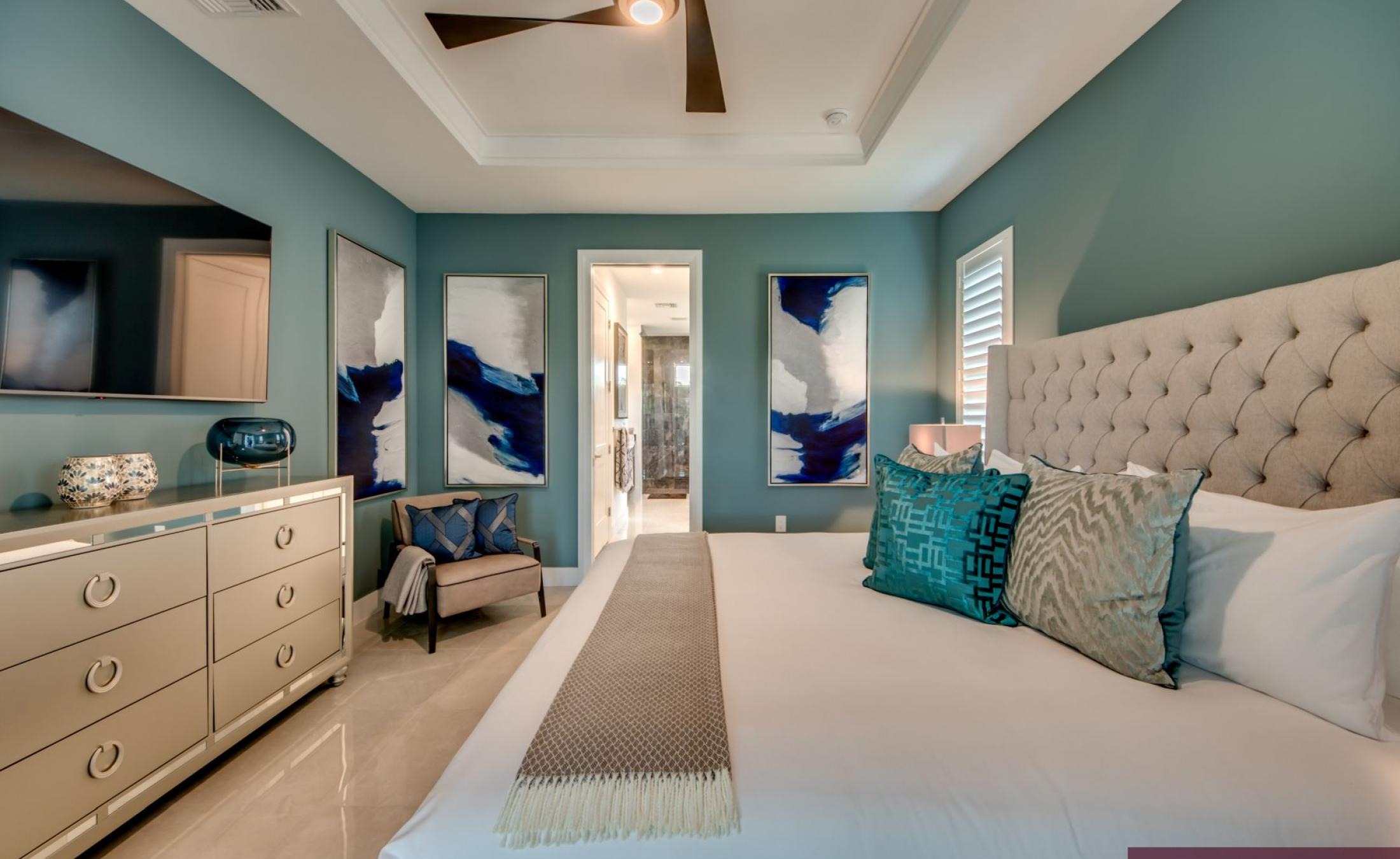 Extra tiefer, elektrisch beheizter Pool mit Swimming Lane im Außenbereich.