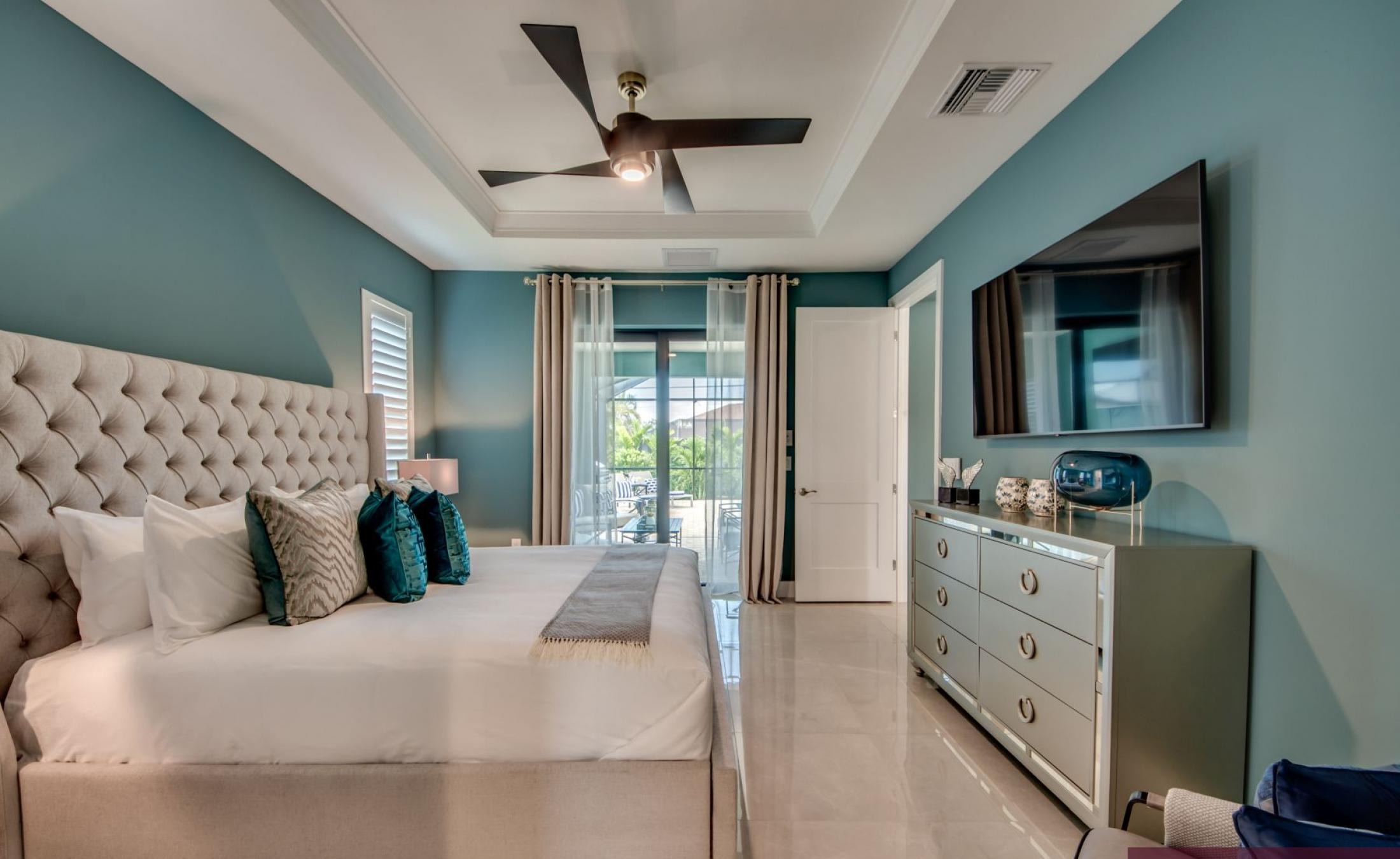 Extra tiefer, elektrisch beheizter Pool mit Swimming Lane und Sonnenliegen im Außenbereich.