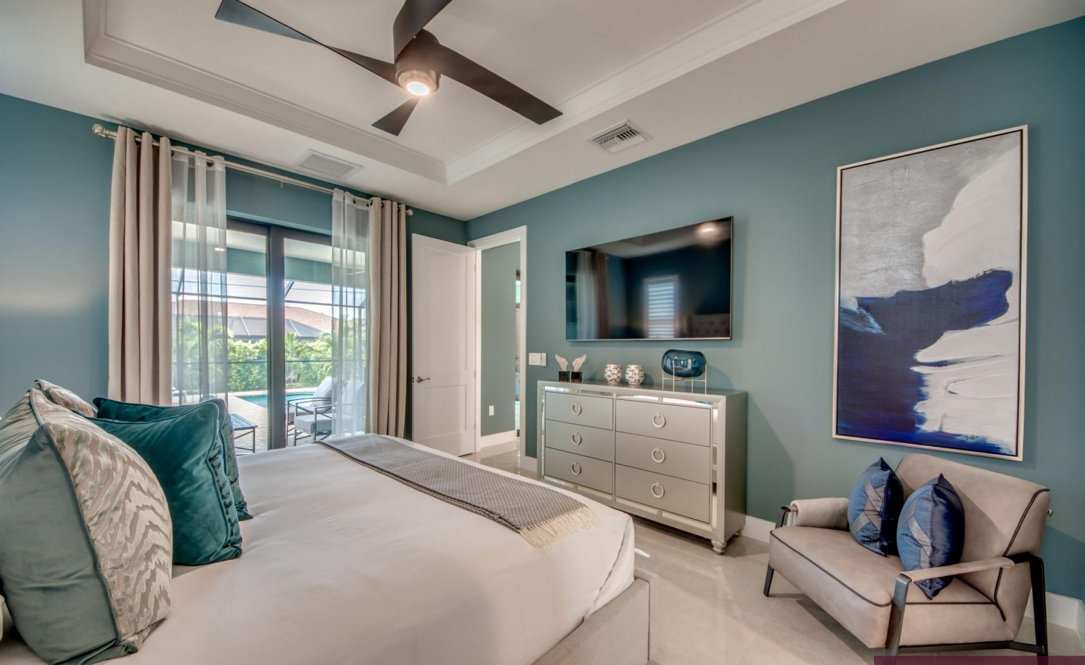 Extra tiefer, elektrisch beheizter Pool mit Swimming Lane im Außenbereich.