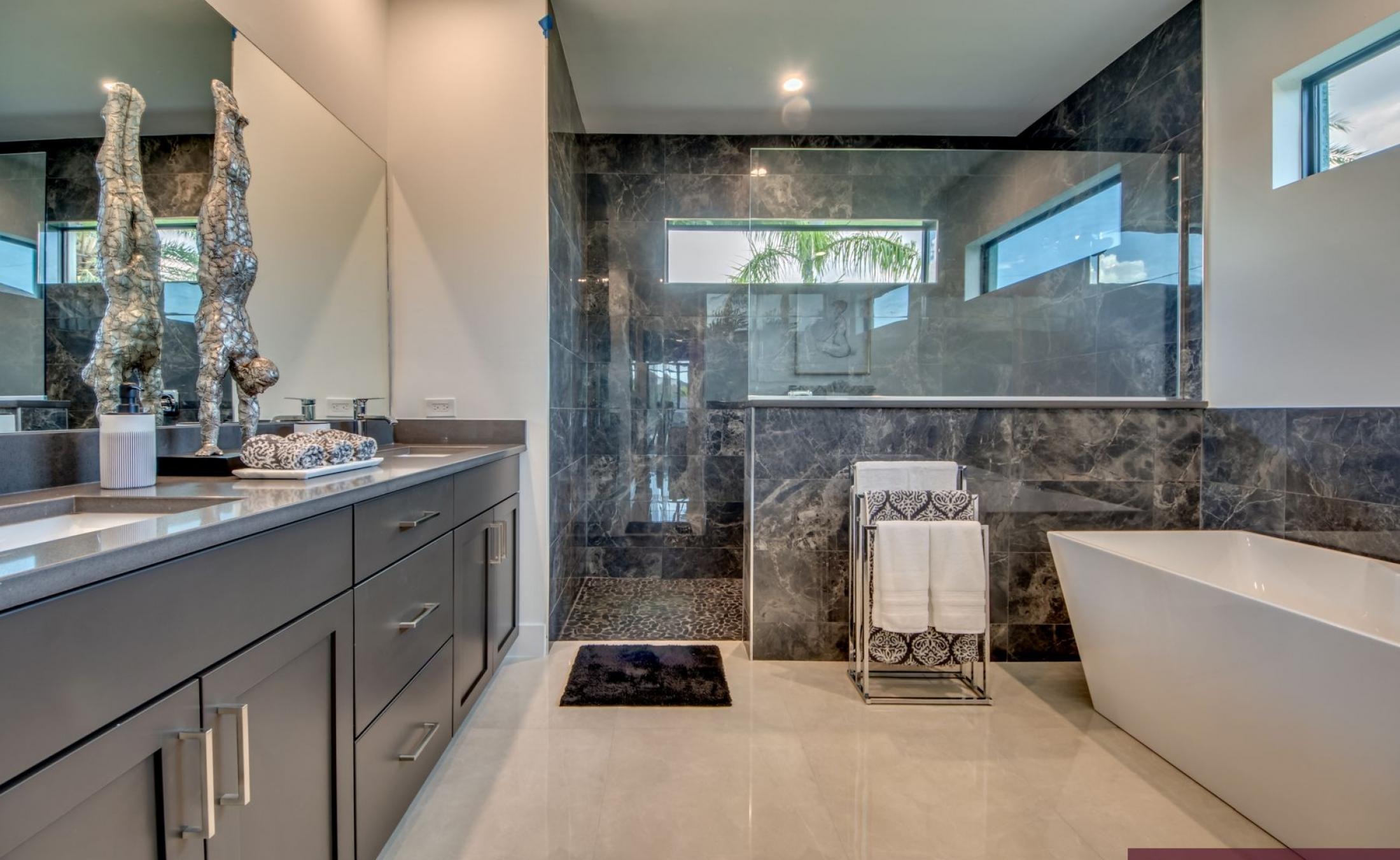 Extra tiefer, elektrisch beheizter Pool mit Swimming Lane im Außenbereich.