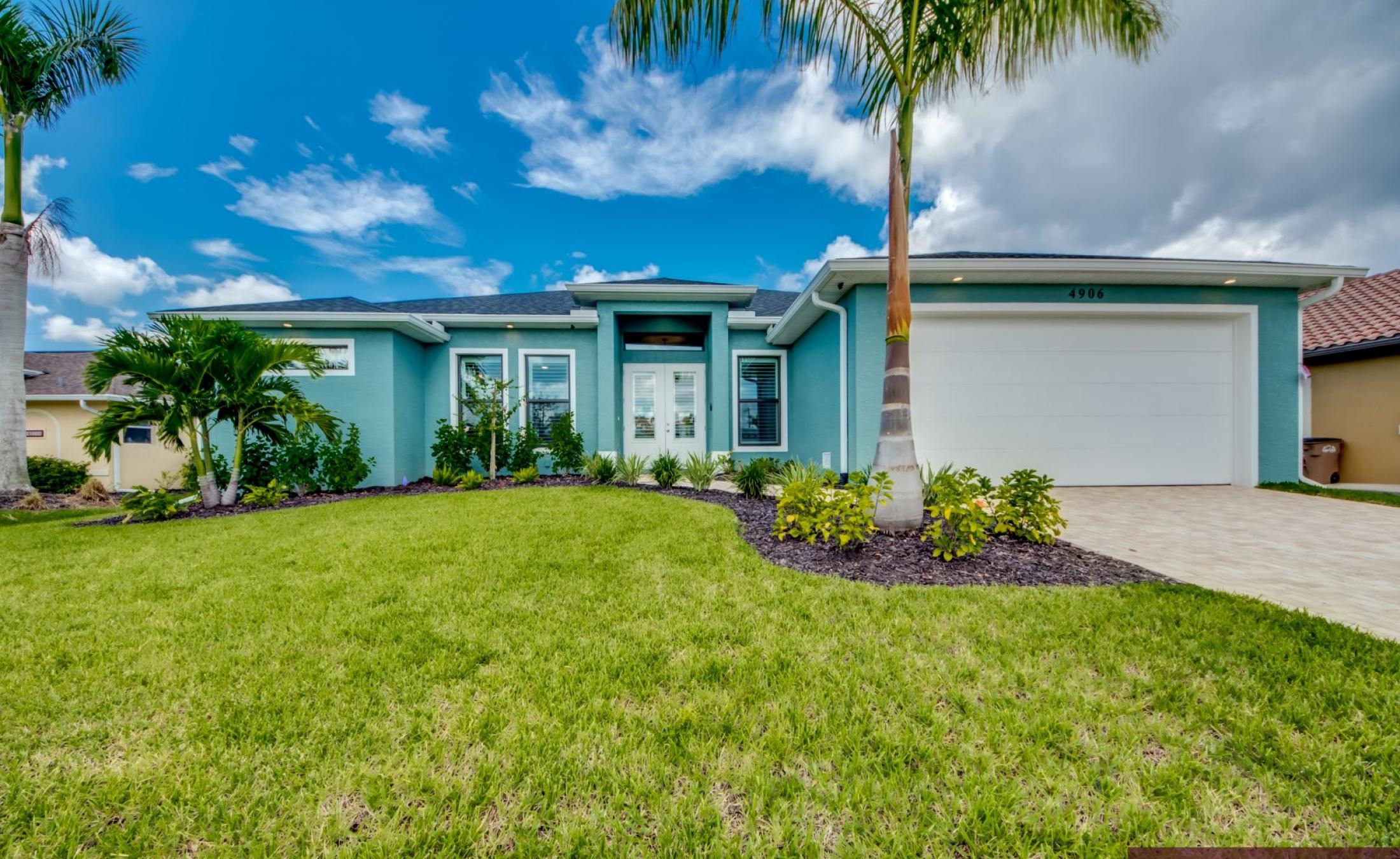 Extra tiefer, elektrisch beheizter Pool mit Swimming Lane im Außenbereich.