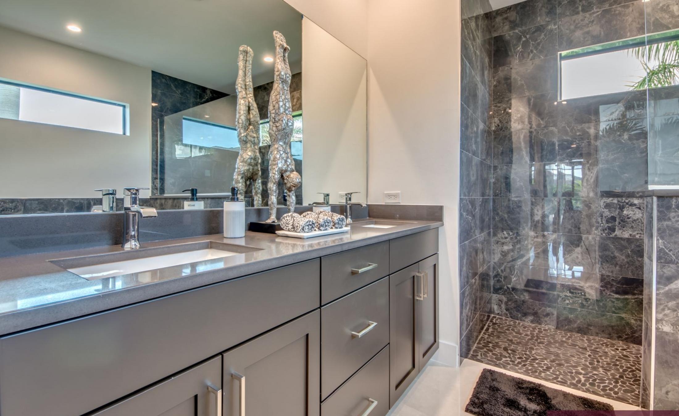 Extra tiefer, elektrisch beheizter Pool mit Swimming Lane im Außenbereich.