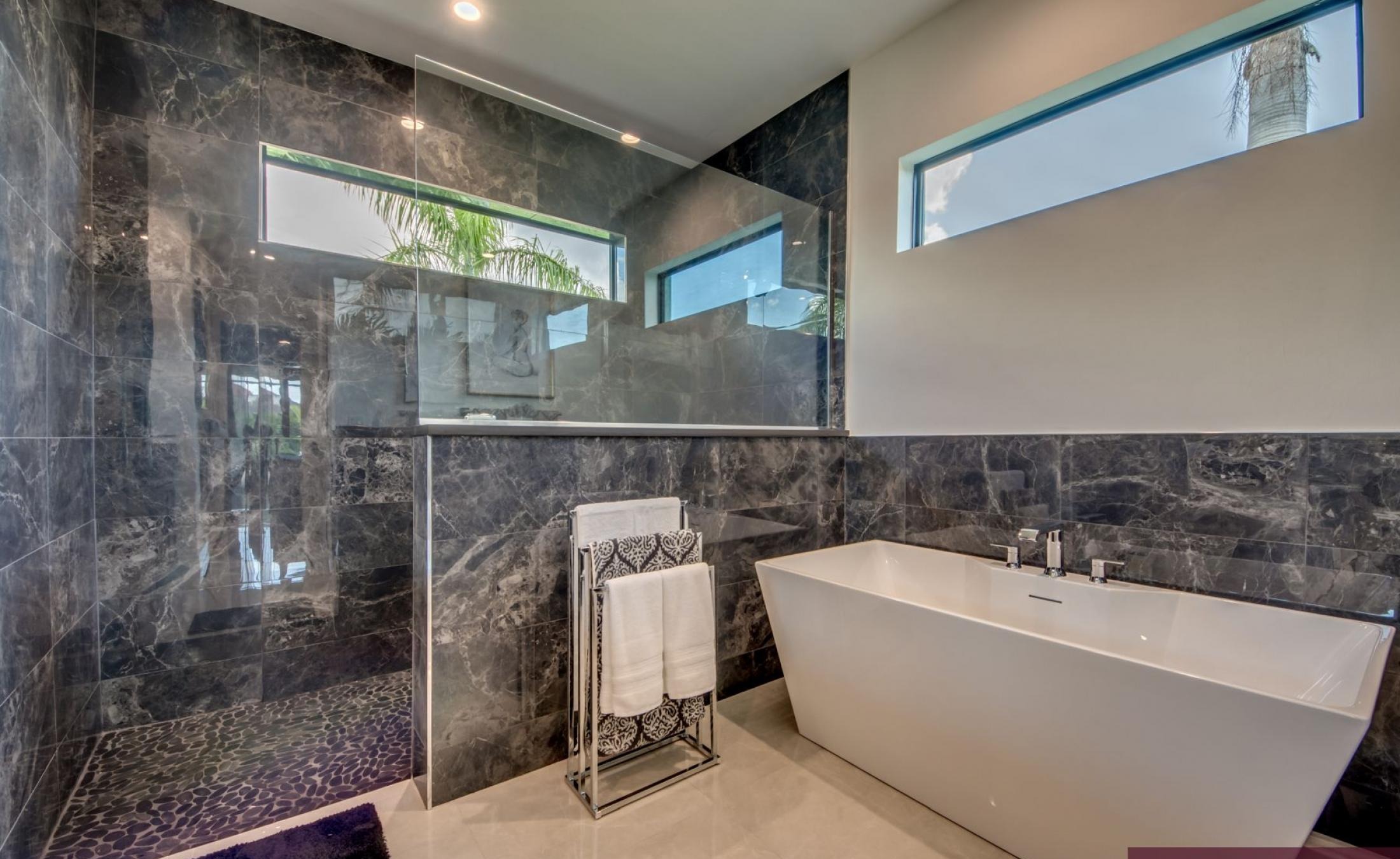 Extra tiefer, elektrisch beheizter Pool mit Swimming Lane im Außenbereich.