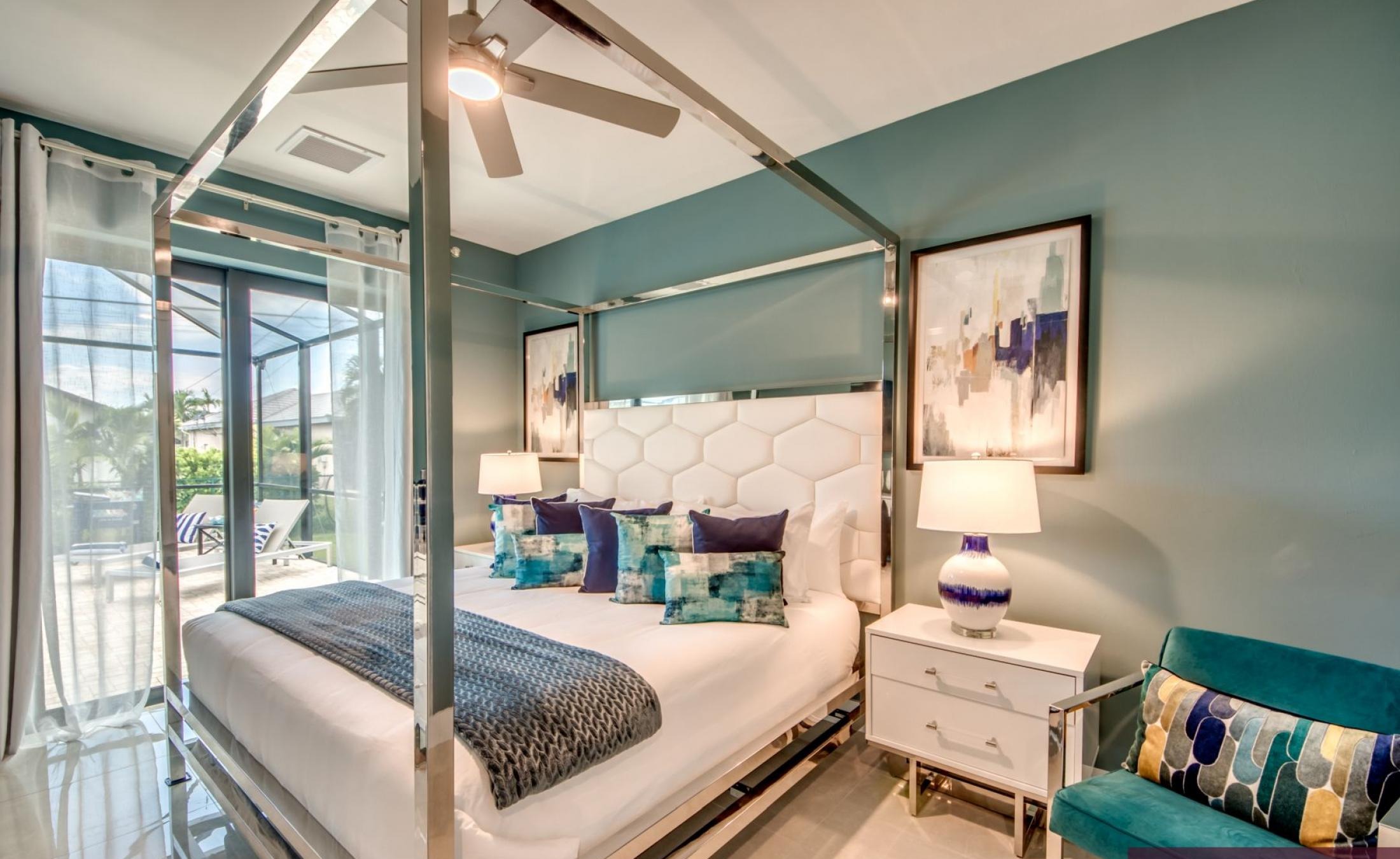 Extra tiefer, elektrisch beheizter Pool mit Swimming Lane im Außenbereich.