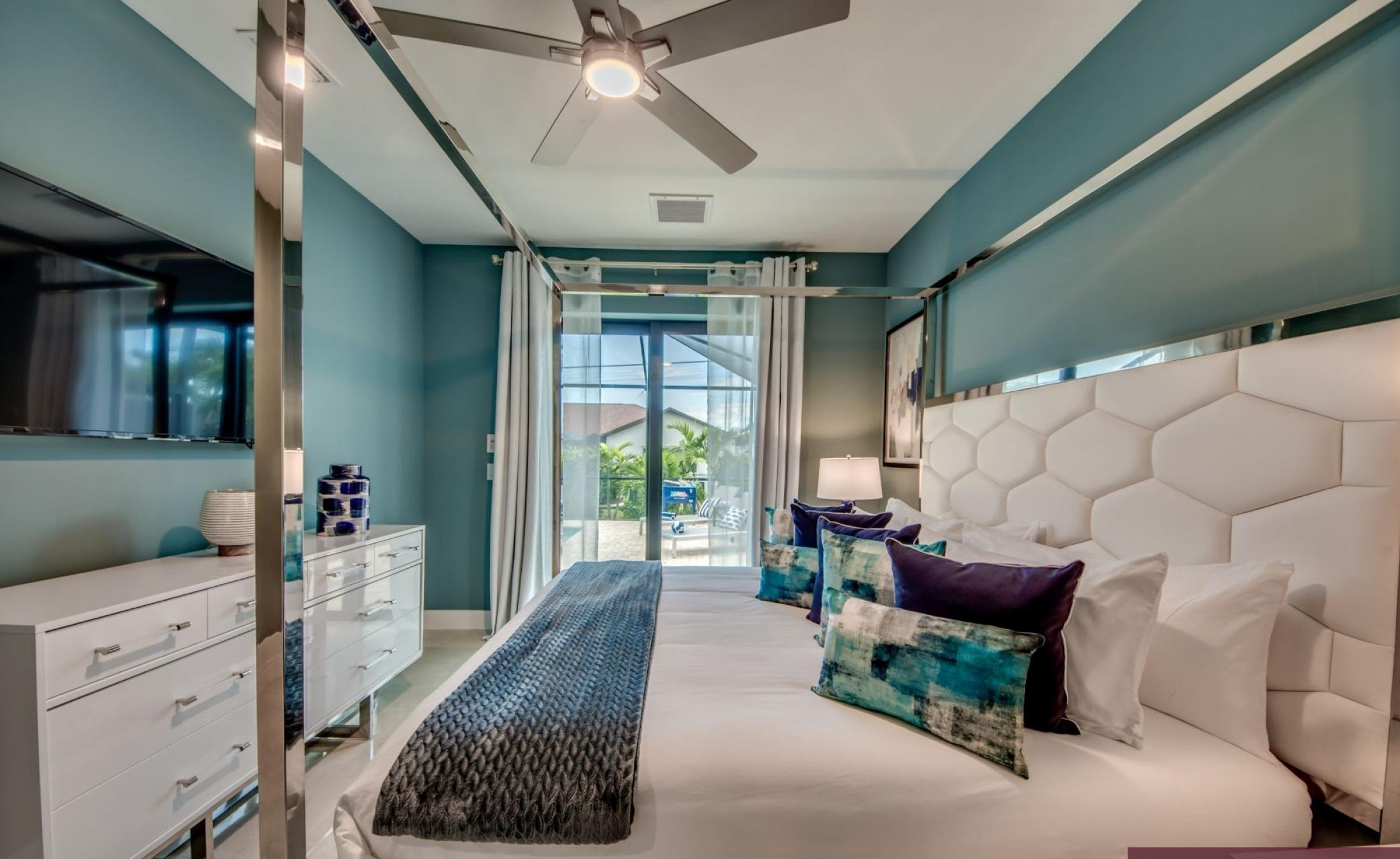 Extra tiefer, elektrisch beheizter Pool mit Swimming Lane im Außenbereich.