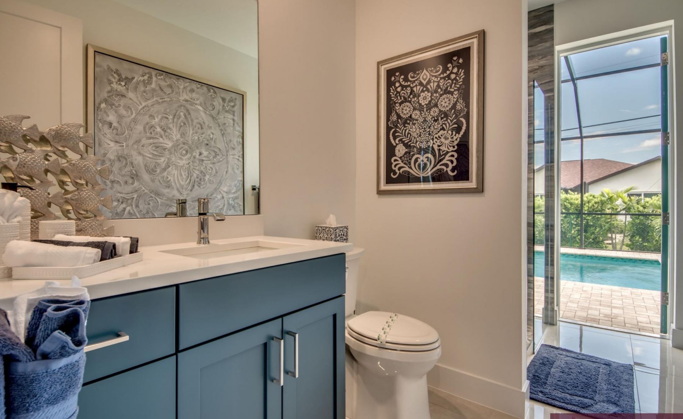 Extra tiefer, elektrisch beheizter Pool mit Swimming Lane im Außenbereich.