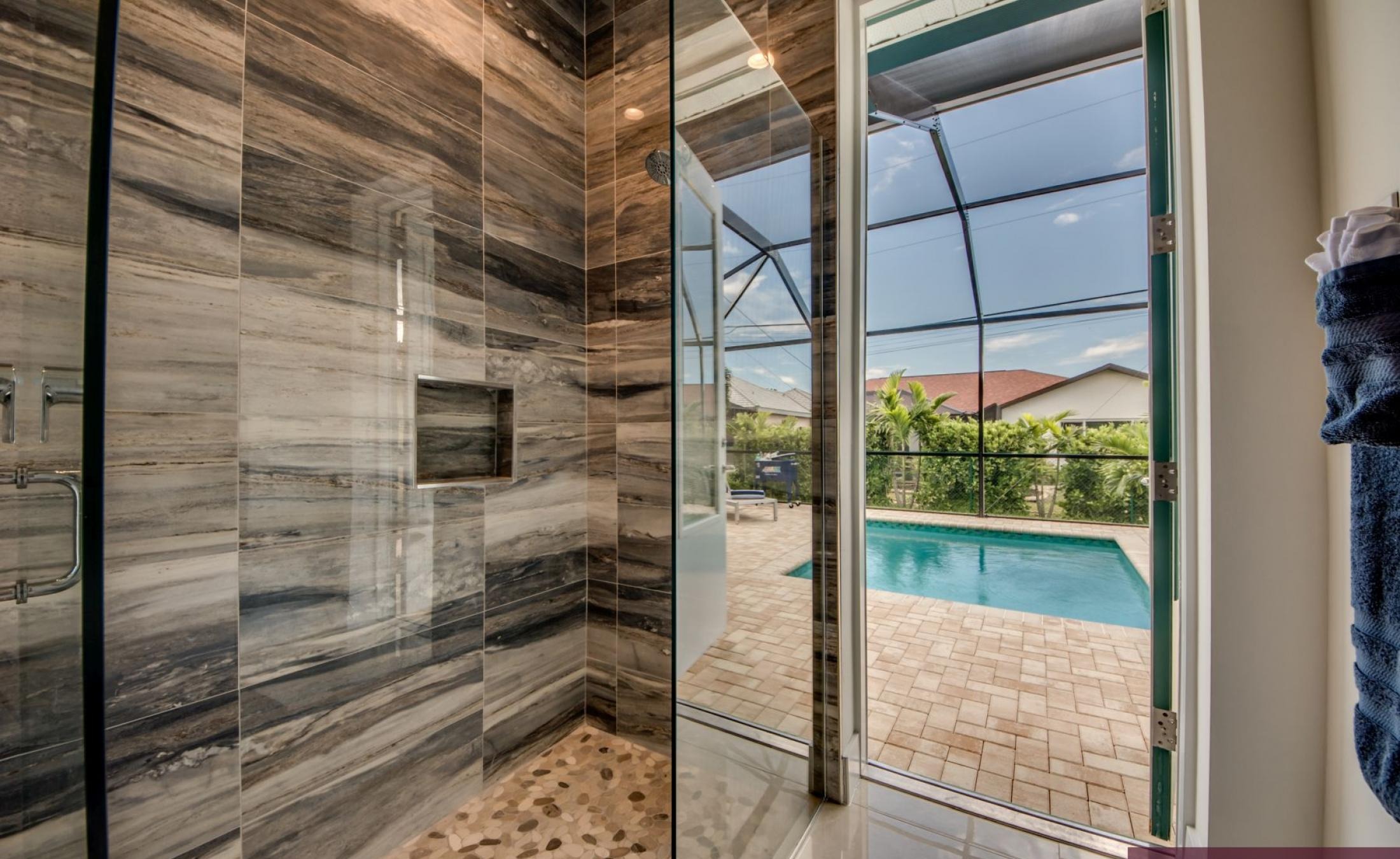 Extra tiefer, elektrisch beheizter Pool mit Swimming Lane im Außenbereich.