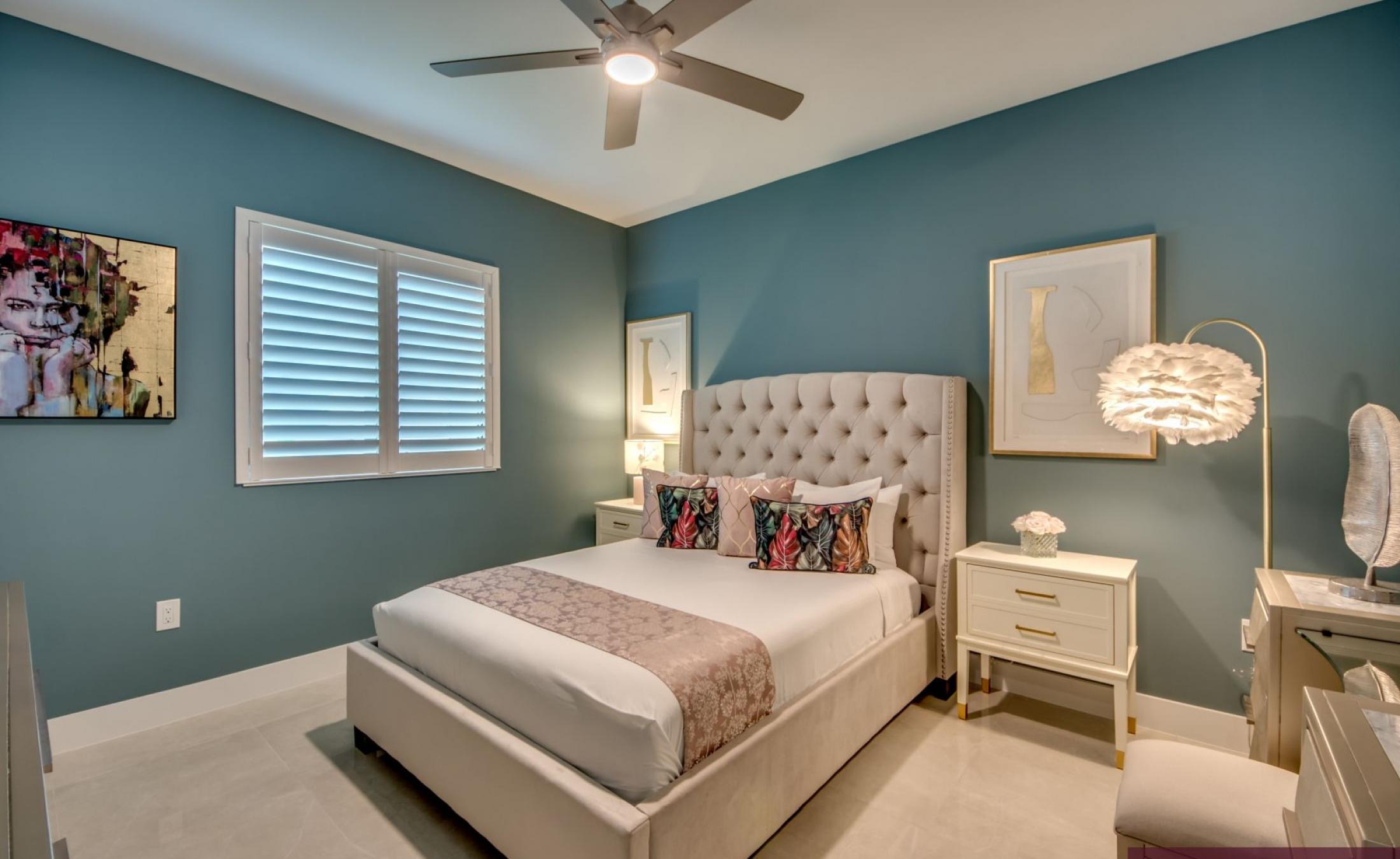 Extra tiefer, elektrisch beheizter Pool mit Swimming Lane im Außenbereich.