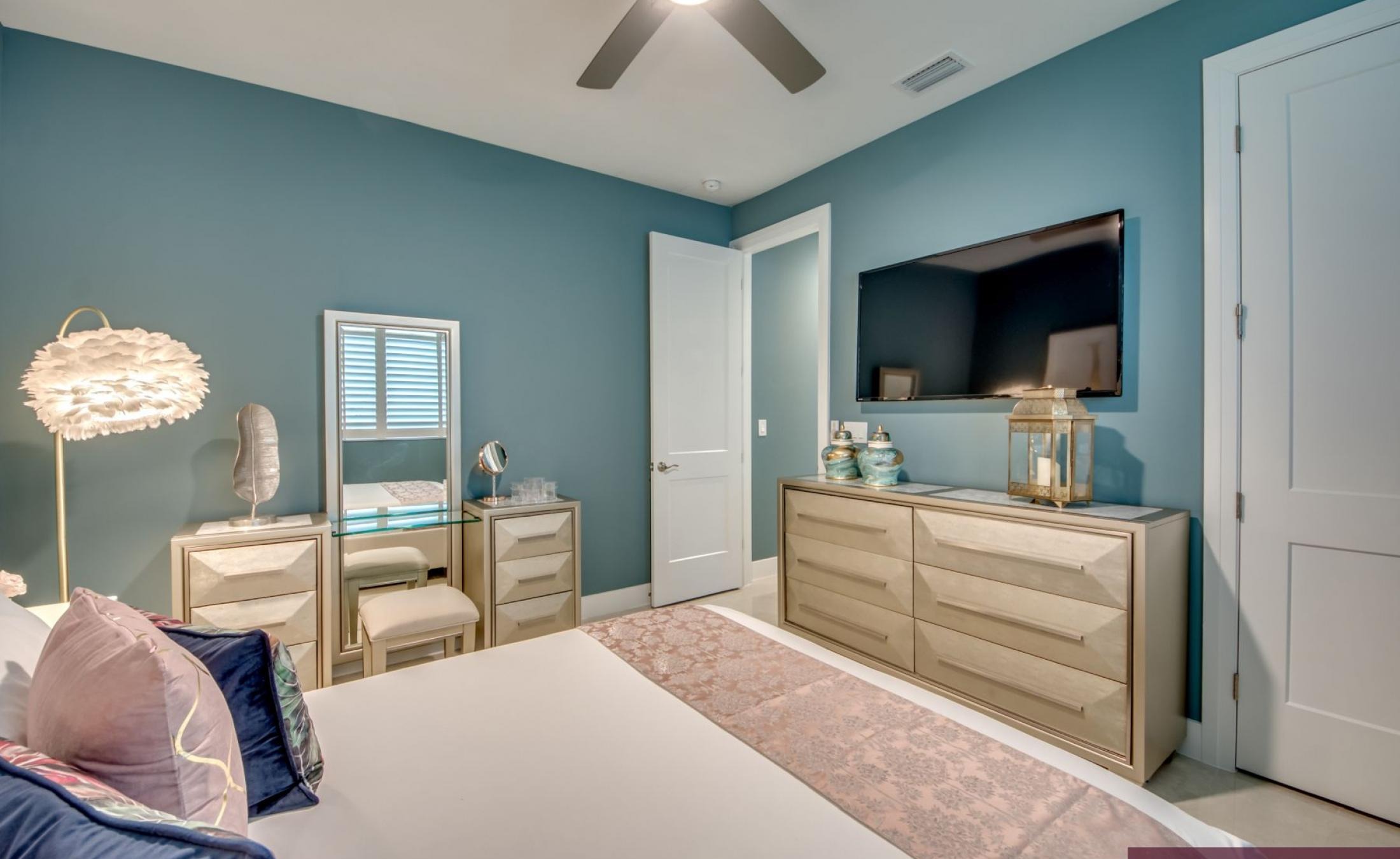 Extra tiefer, elektrisch beheizter Pool mit Swimming Lane im Außenbereich.