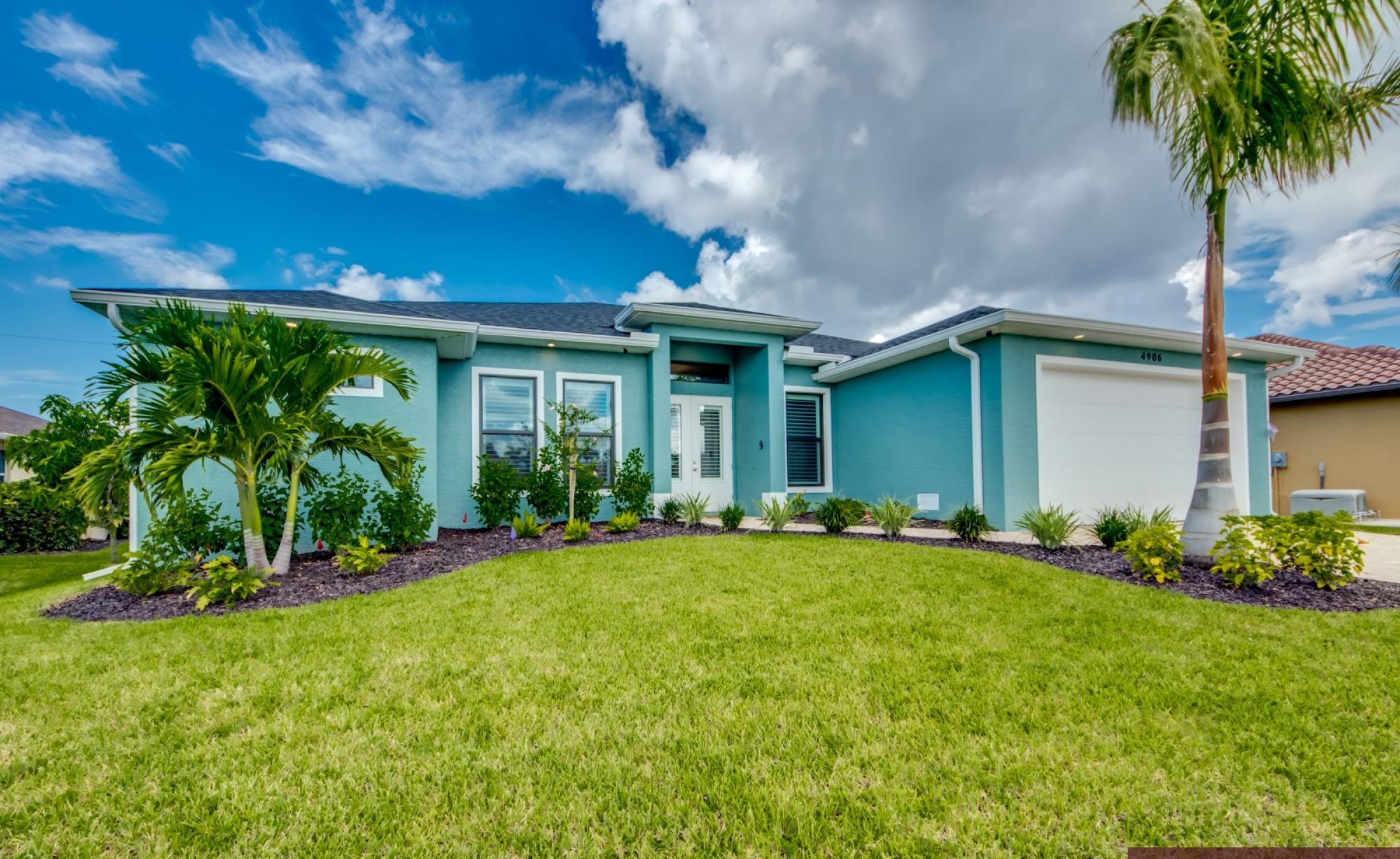 Extra tiefer, elektrisch beheizter Pool mit Swimming Lane im Außenbereich.