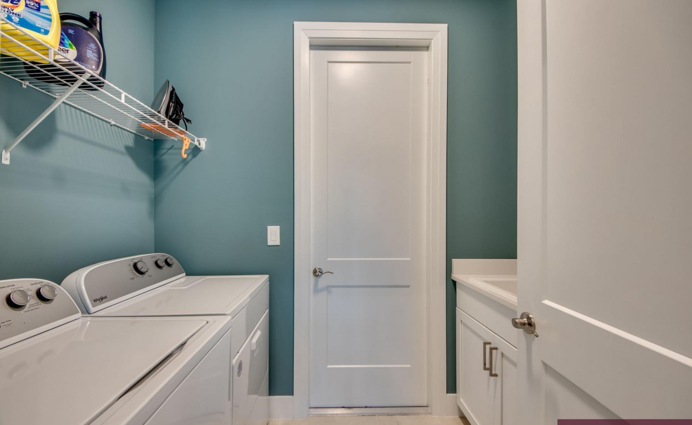 Extra tiefer, elektrisch beheizter Pool mit Swimming Lane im Außenbereich.