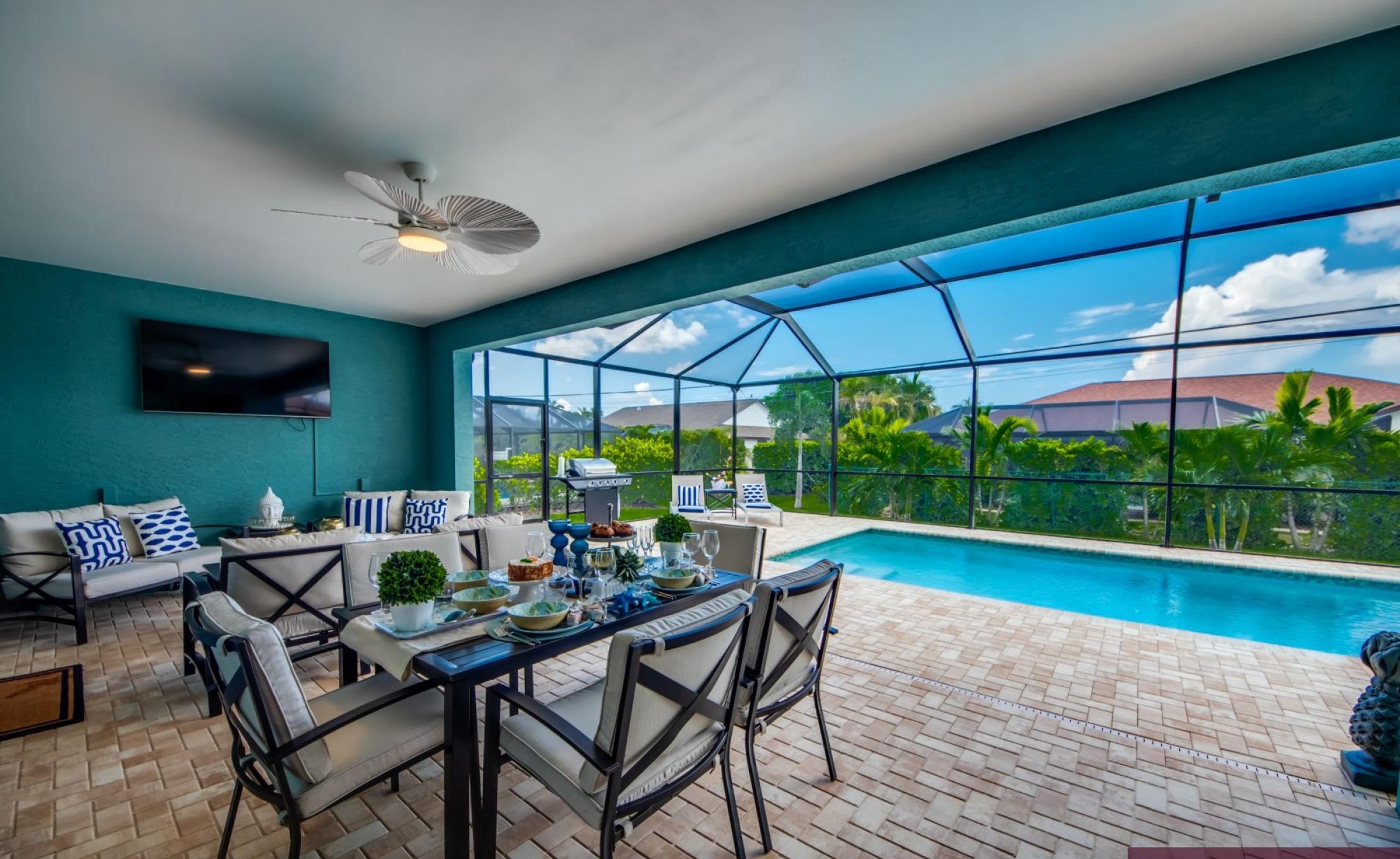 Extra tiefer, elektrisch beheizter Pool mit Swimming Lane im Außenbereich.