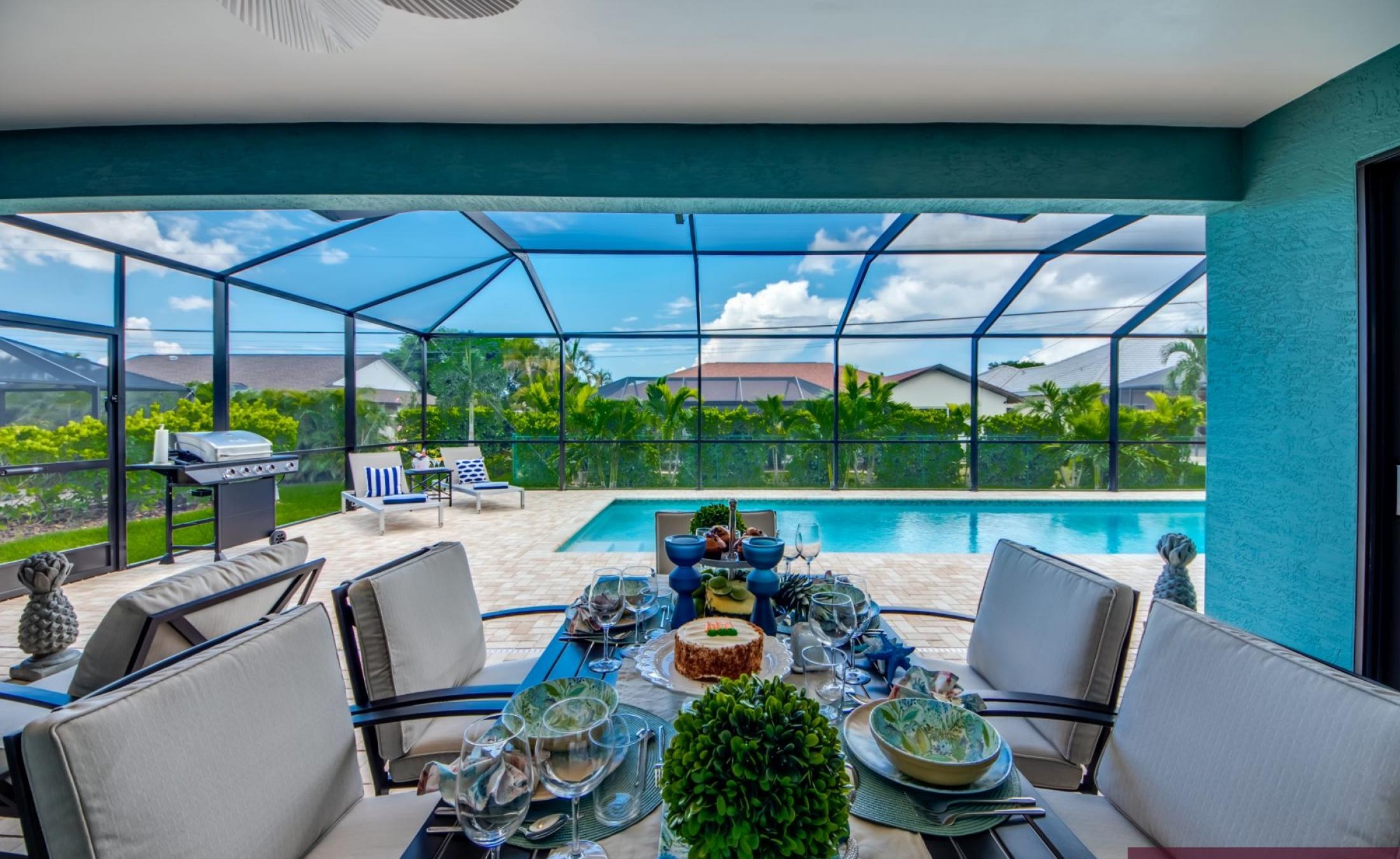 Extra tiefer, elektrisch beheizter Pool mit Swimming Lane im Außenbereich.