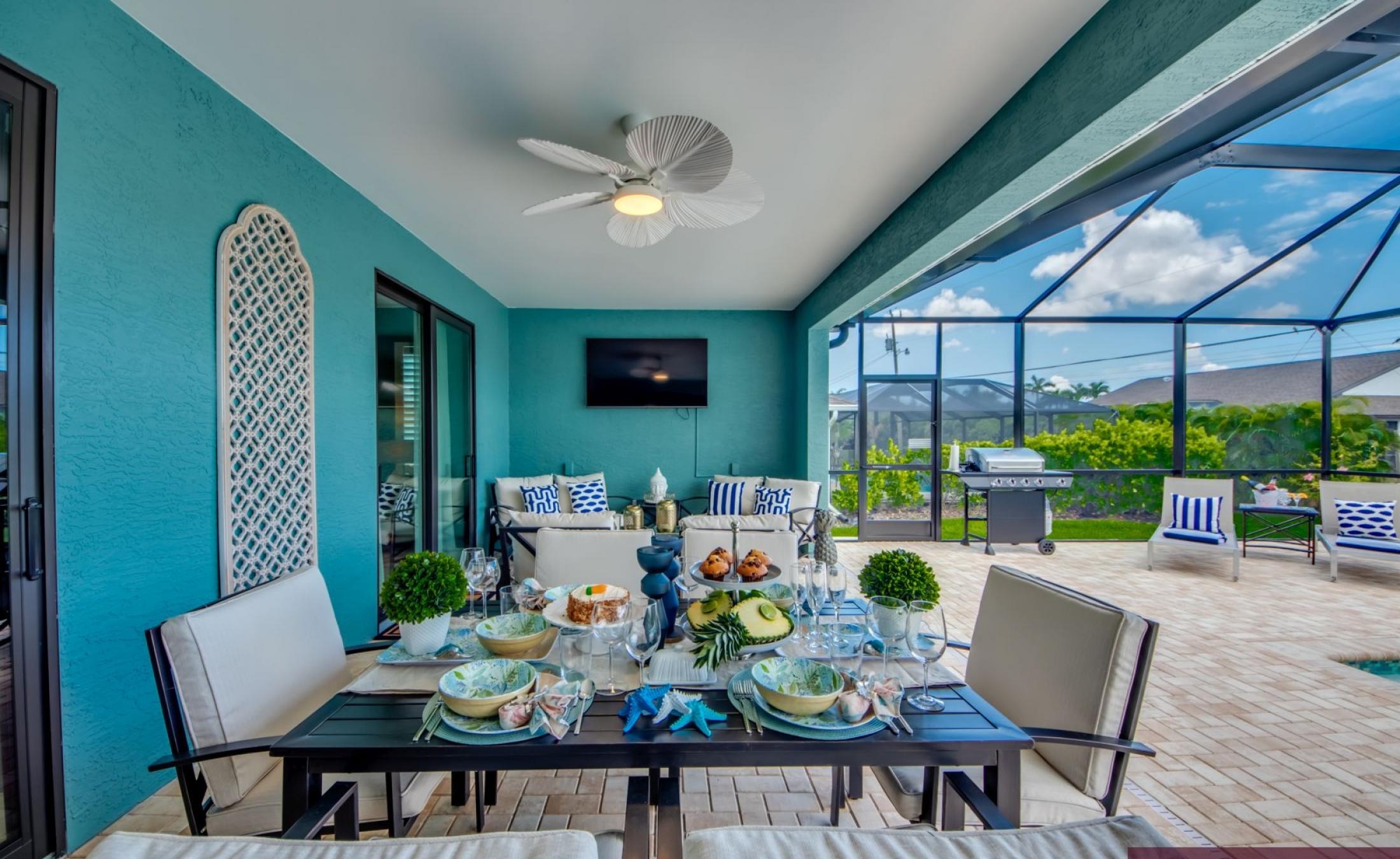 Extra tiefer, elektrisch beheizter Pool mit Swimming Lane im Außenbereich.