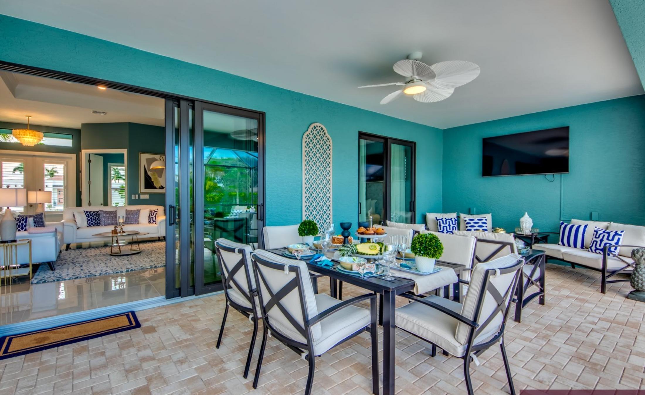 Extra tiefer, elektrisch beheizter Pool mit Swimming Lane im Außenbereich.